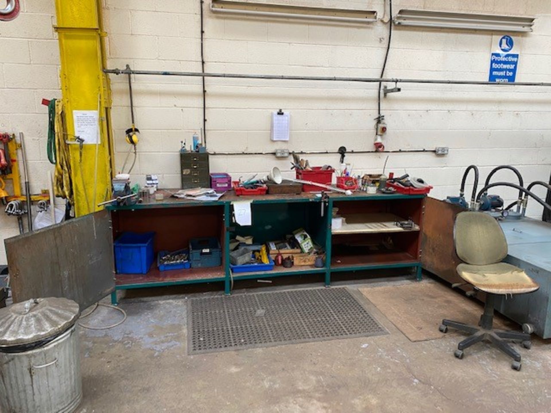 4M WIDE METAL WORK CABINET WITH VICE TOGETHER WITH ASSORTED TOOLS & COMPONENTS