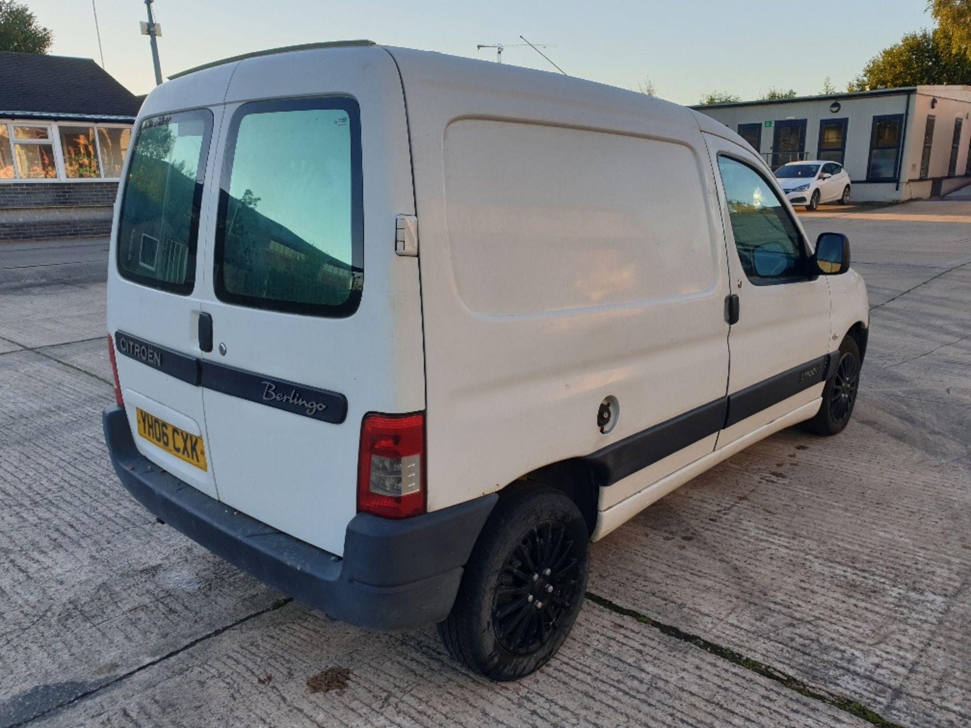 WHITE CITROEN BERLINGO 600D. ( DIESEL ) Reg : YH06 CXK Mileage : 102703 Details: 2 X KEYS MOT - Image 2 of 9