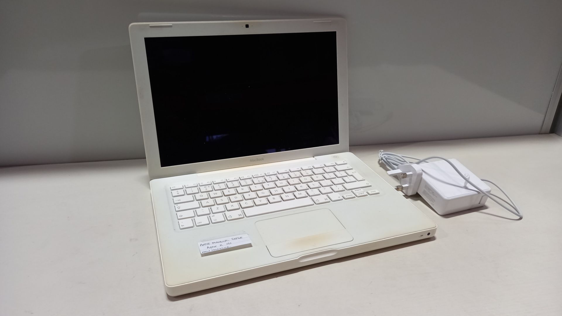 APPLE MACBOOK LAPTOP APPLE X O/S - WITH NEW CHARGER