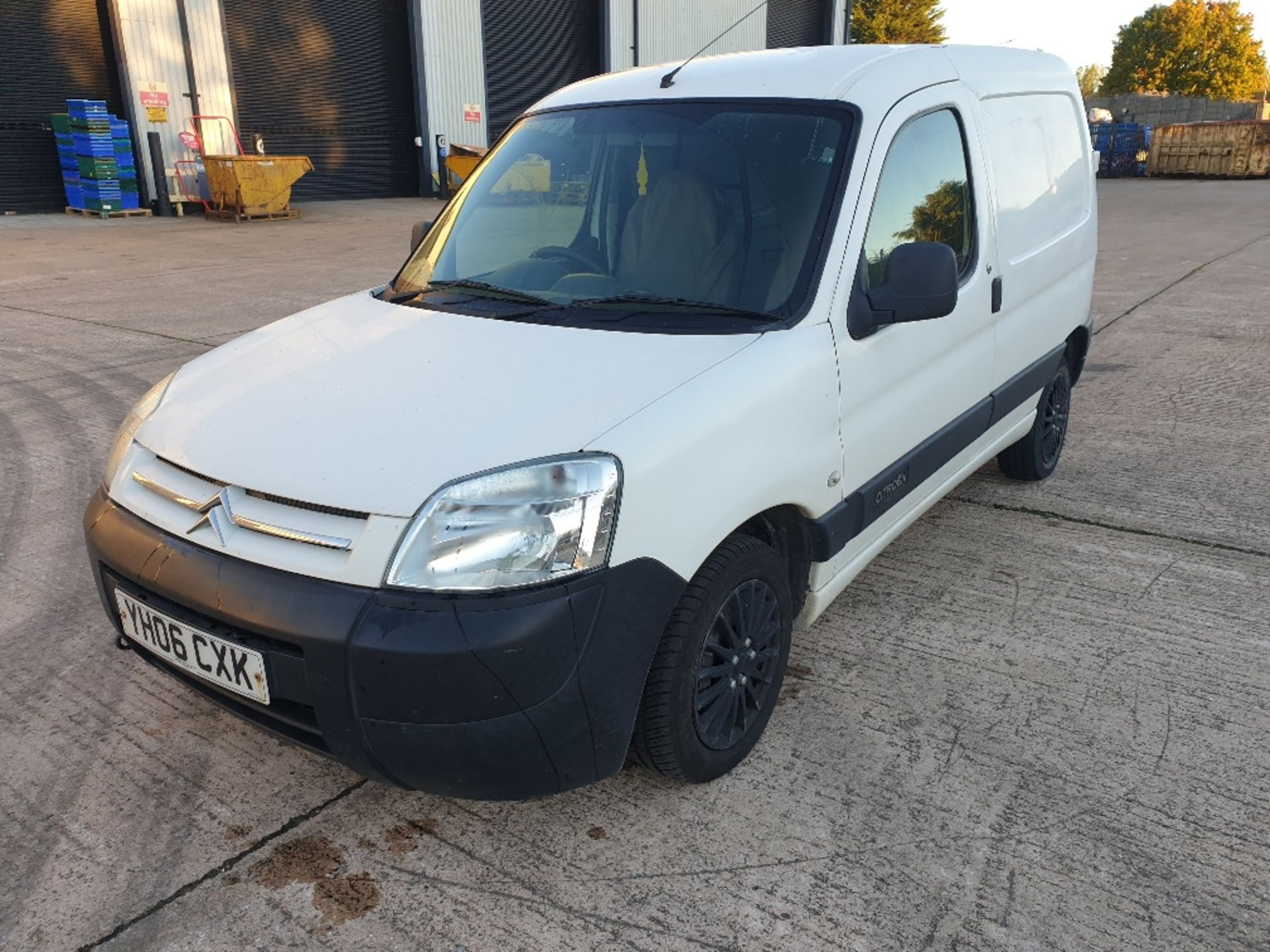 WHITE CITROEN BERLINGO 600D. ( DIESEL ) Reg : YH06 CXK Mileage : 102703 Details: 2 X KEYS MOT - Image 4 of 9