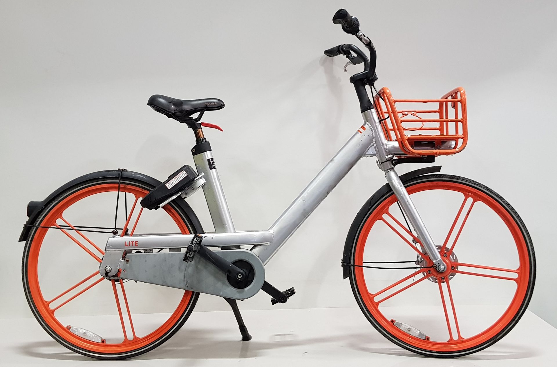 CITY BICYCLE - ROBUST ALUMINIUM 19 X 48 FRAME, SOLID PUNCTURE PROOF 24 TYRES, DYNAMO BUILT INTO