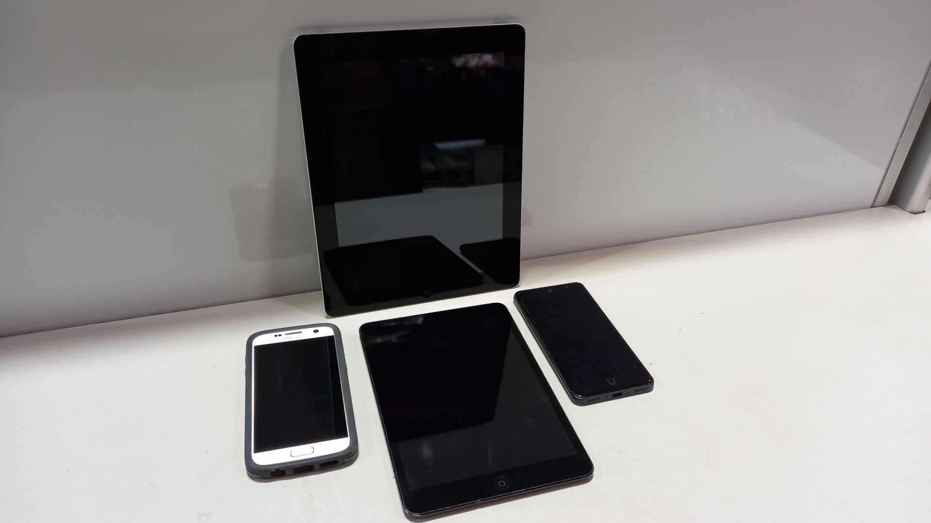 4 PIECE ASSORTED SPARES LOT CONTAINING 1 X 64GB APPLE IPAD 1 X SAMSUNG S7 PHONE 1 X WILEY FOX