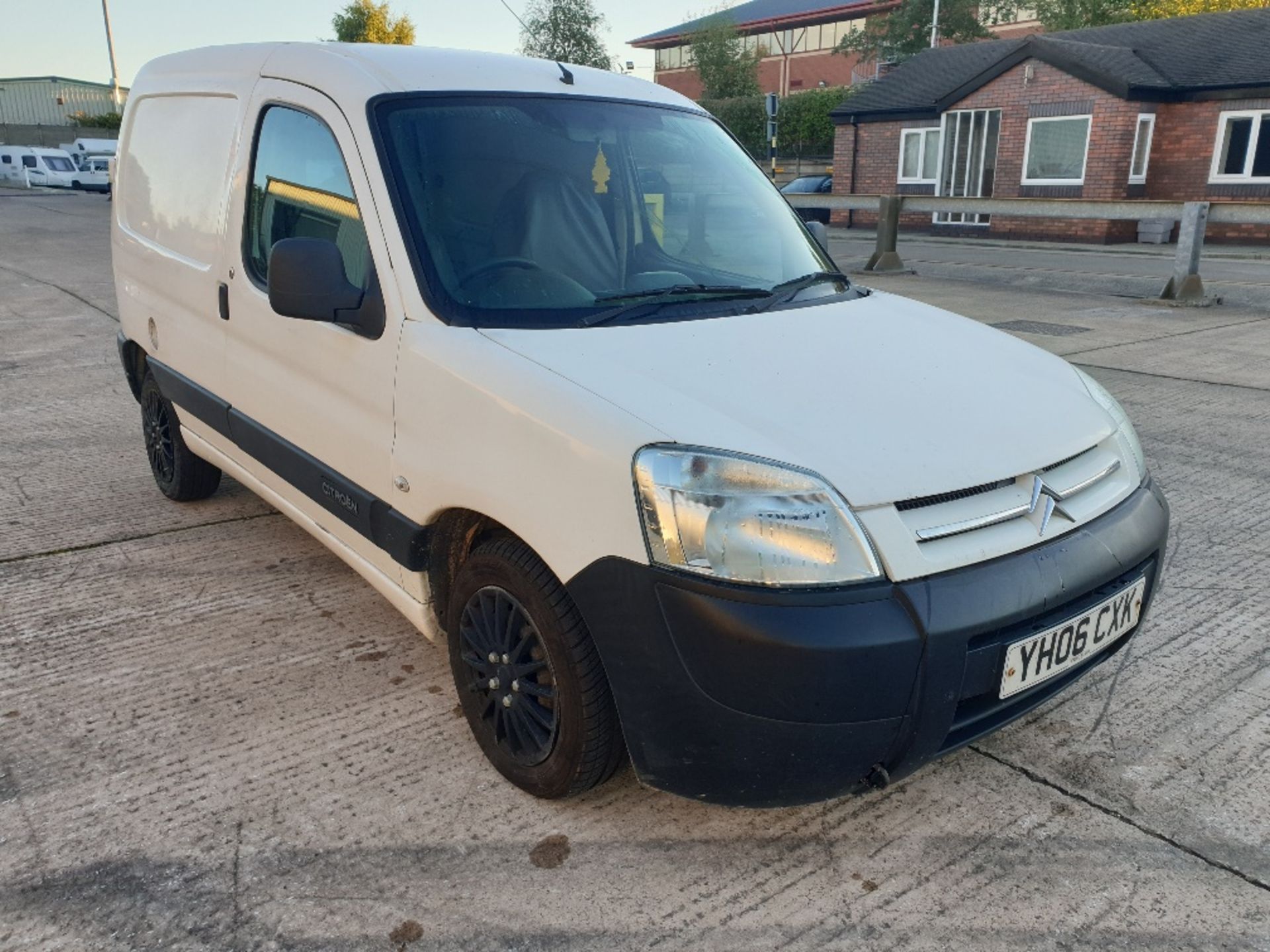 WHITE CITROEN BERLINGO 600D. ( DIESEL ) Reg : YH06 CXK Mileage : 102703 Details: 2 X KEYS MOT