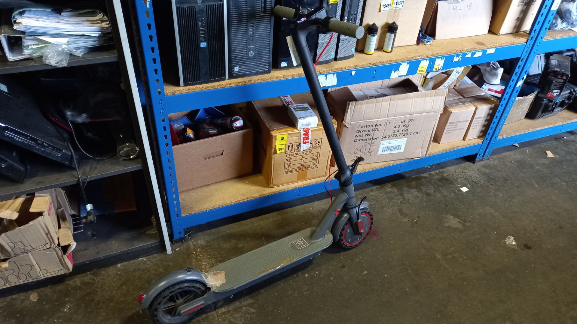 1 X ELECTRIC SCOOTER (HANDLE BARS WONT LOCK UP)
