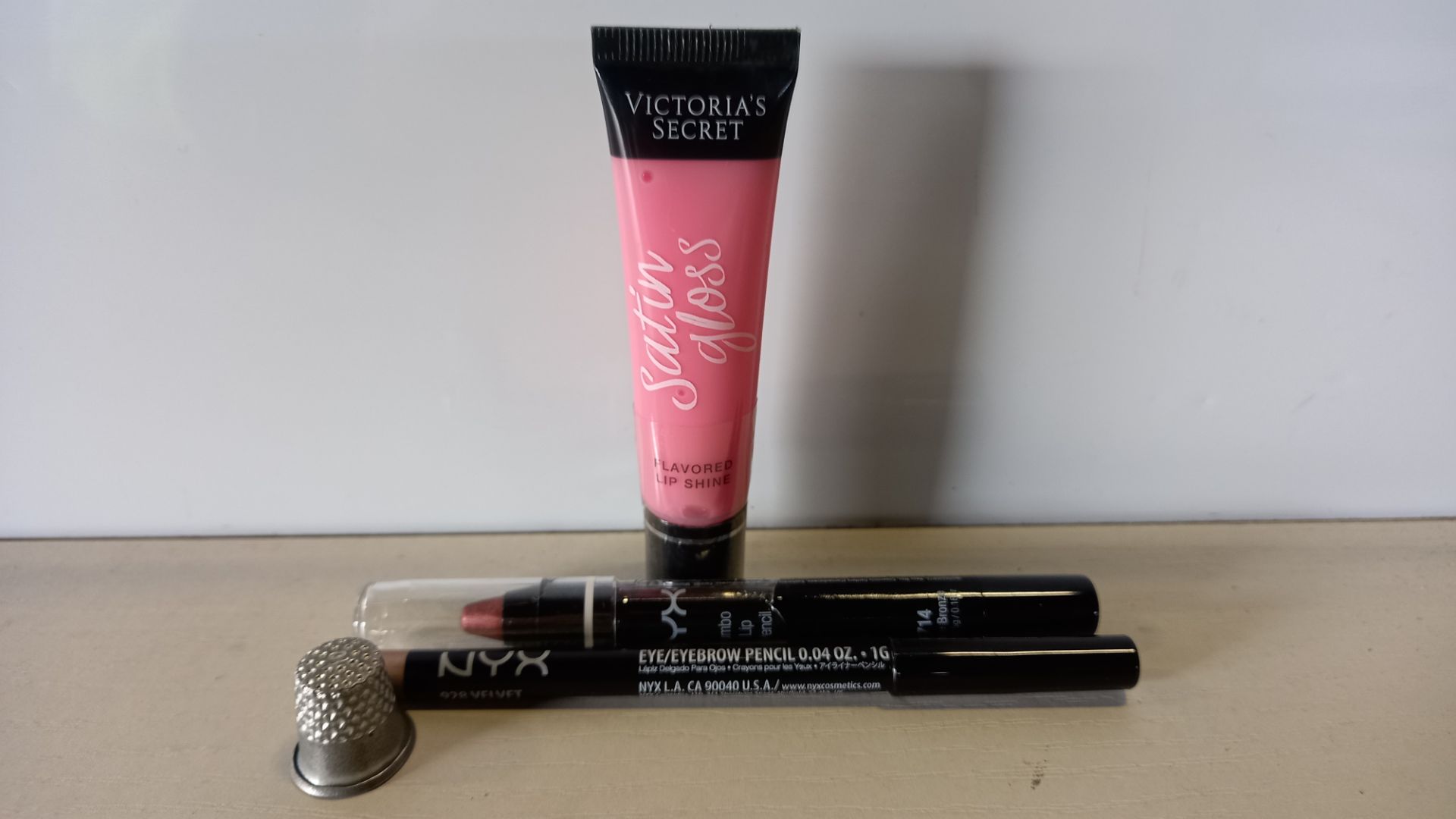 58 PIECE BRAND NEW ASSORTED MAKEUP LOT CONTAINING VICTORIAS SECRET FLAVOURED LIP SHINE (CANDY),