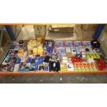 LARGE QUANTITY ASSORTED LOT CONTAINING AIRPORT SETS, UMBRELLAS, SUPERMAX KWIK 2 SHAVERS, PHONE