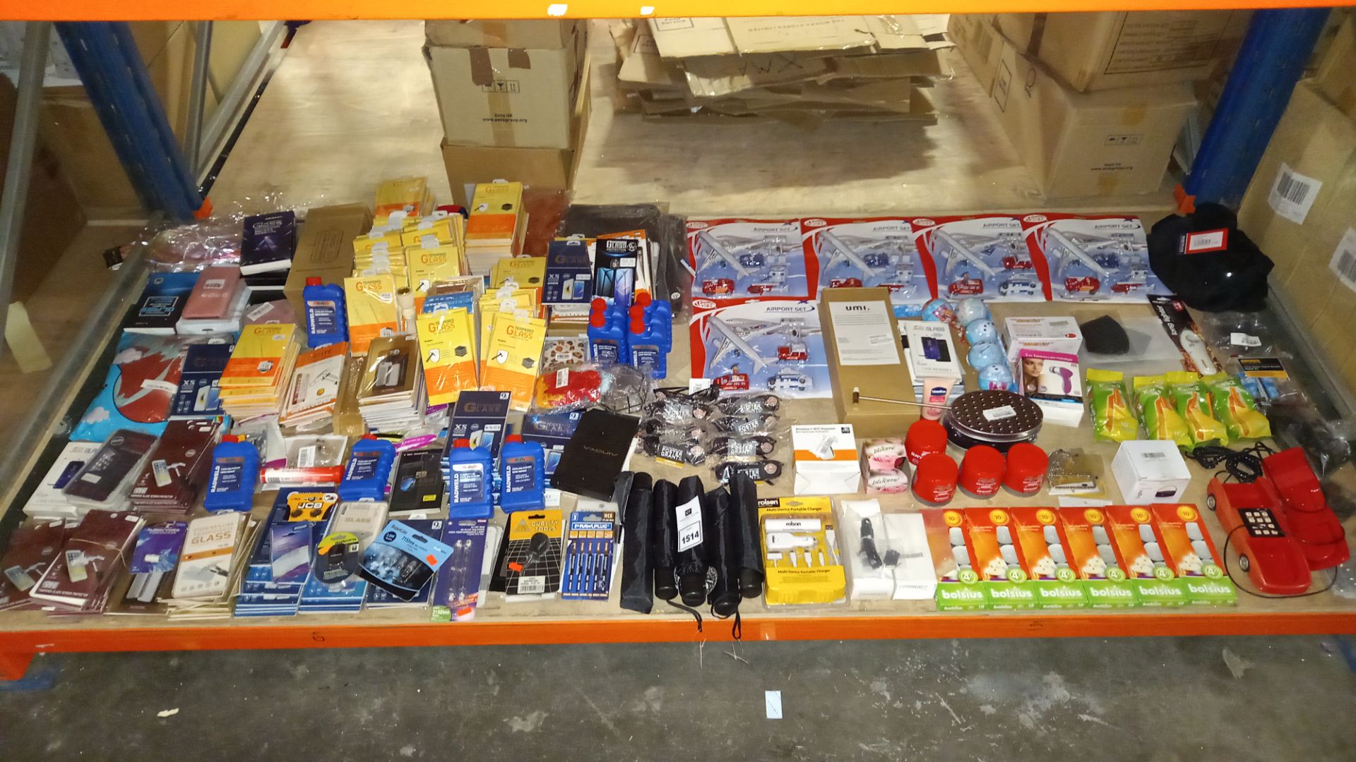 LARGE QUANTITY ASSORTED LOT CONTAINING AIRPORT SETS, UMBRELLAS, SUPERMAX KWIK 2 SHAVERS, PHONE