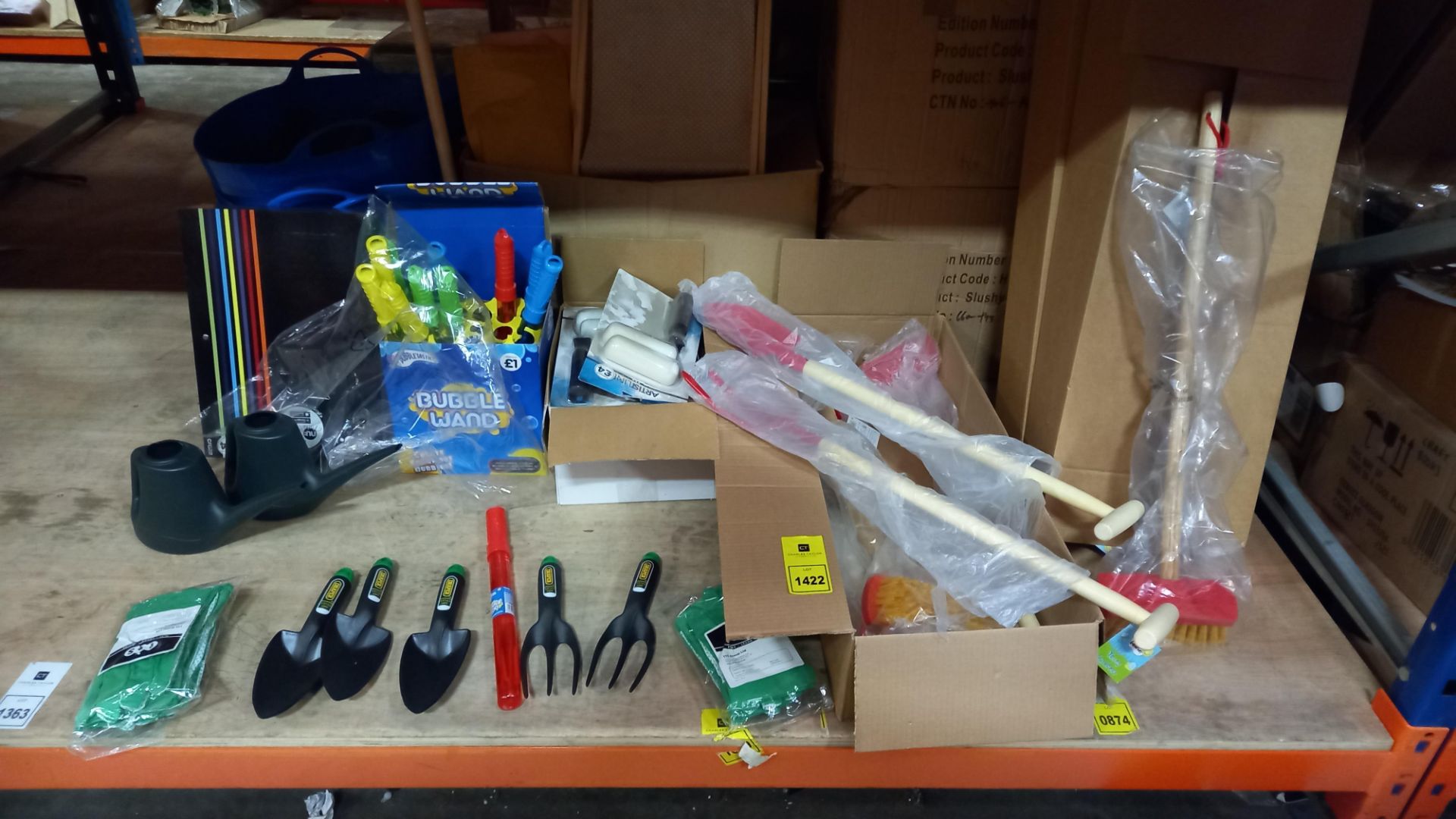 75 + PIECE MIXED KIDS PLAY LOT CONTAINING BRUSHES, SHOVELS, BUBBLE MAKERS AND SLUSHIE MAKERS ETC