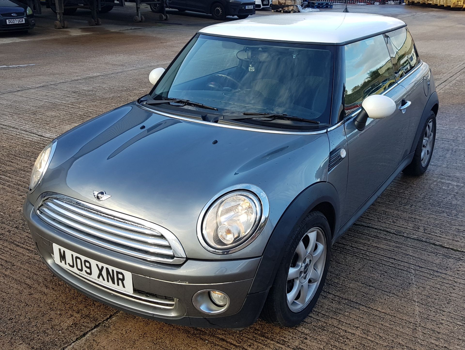 GREY BMW MINI COOPER GRAPHITE - PETROL. Reg : MJ09 XNR, Mileage : 82206 Details: 1 X KEY LOGBOOK MOT - Image 4 of 9