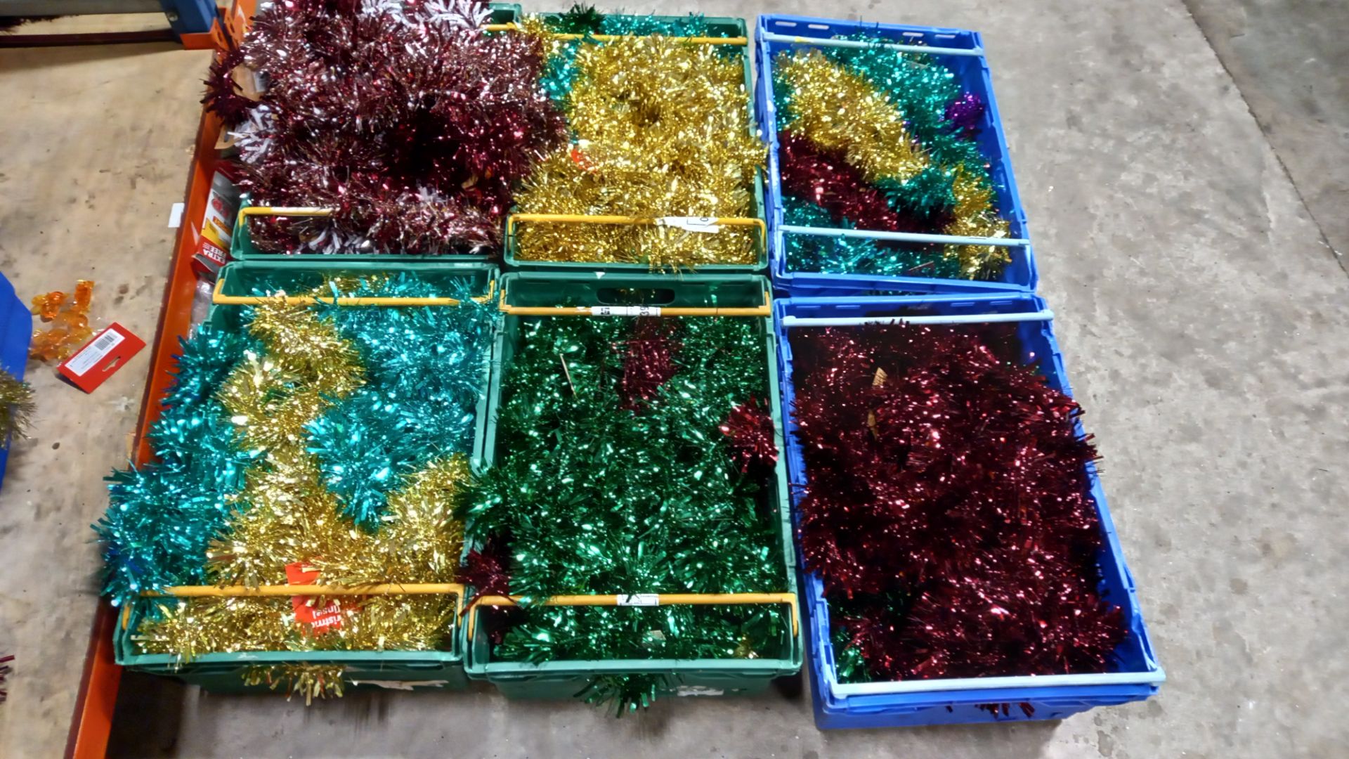 6 X TRAYS OF TINSEL IN VARIOUS COLOURS I.E RED, GOLD, GREEN AND WHITE AND RED