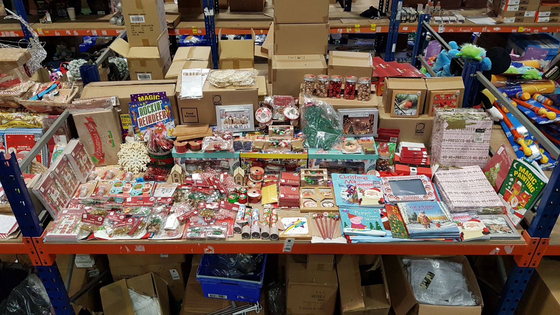 LARGE QUANTITY ASSORTED CHRISTMAS LOT CONTAINING VARIOUS BOOKS, CHRISTMAS CARDS, DESIGN PAD,