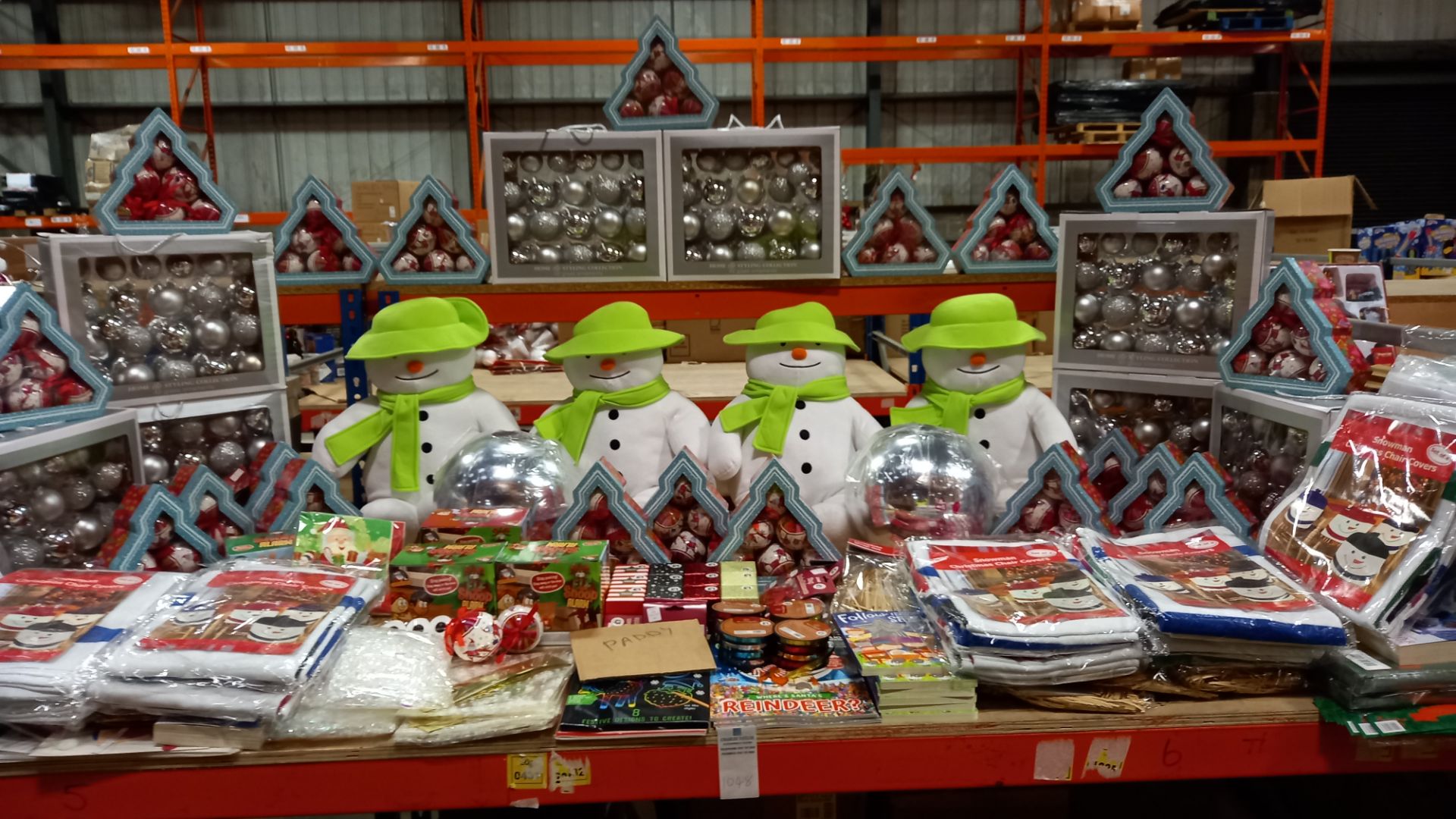 LARGE QUANTITY ASSORTED BRAND NEW CHRISTMAS LOT CONTAINING SNOWMEN SOFT TOYS, VARIOUS BOOKS, SNOWMAN