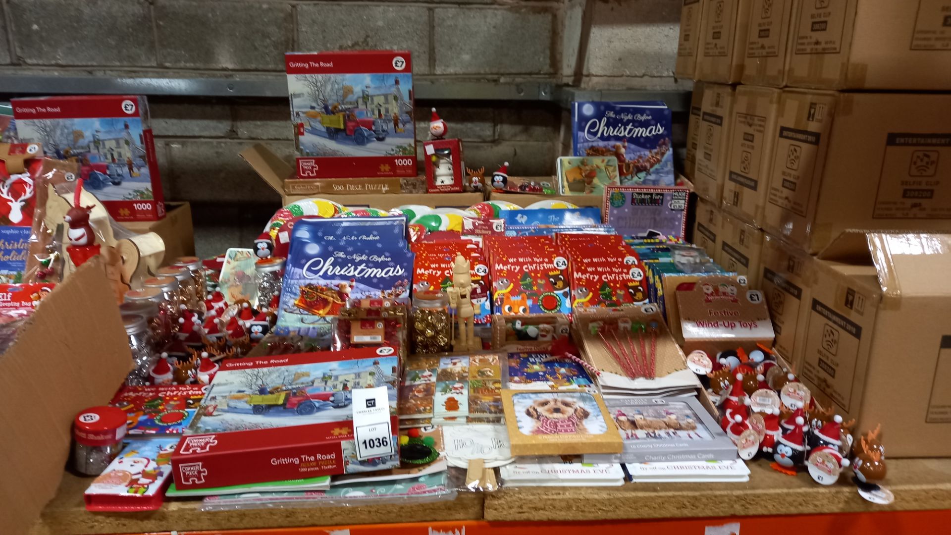 200 + PIECE MIXED CHRISTMAS LOT CONTAINING CHRISTMAS PUZZLES, CHRISTMAS CARDS, FESTIVE WIND UP TOYS,