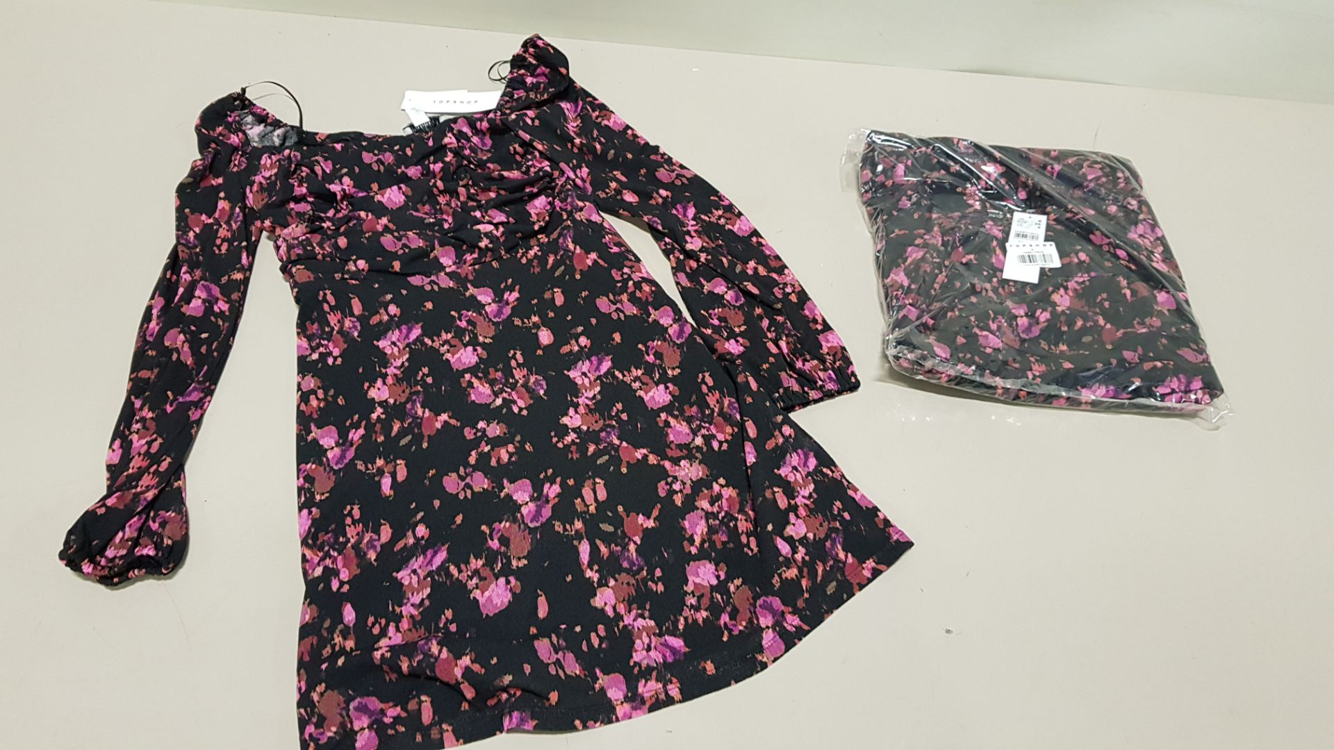 40 X BRAND NEW TOPSHOP MULTI COLOURED MINI DRESSES SIZE 10 AND 12 RRP £25.00 (TOTAL RRP £1000.00)