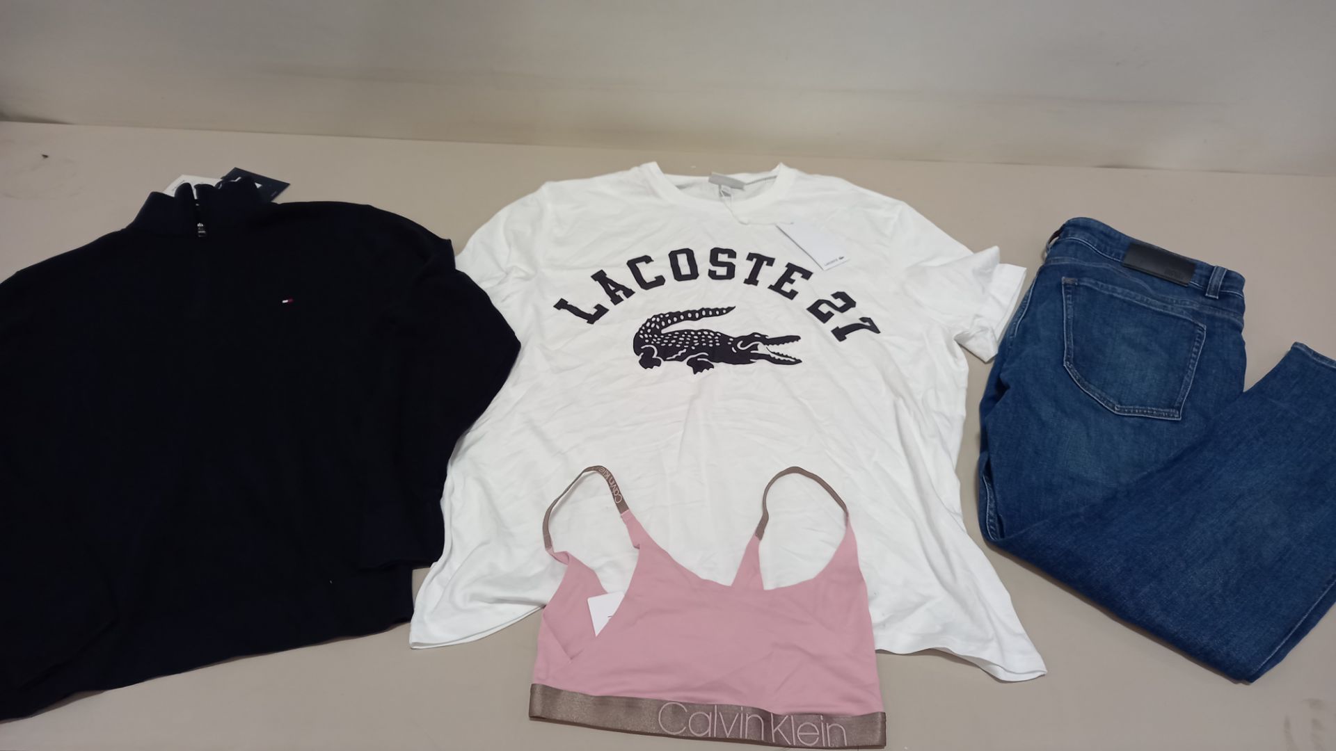 6 PIECE MIXED CLOTHING LOT CONTAINING TOMMY HILFIGER SWEATSHIRT SIZE SMALL, TOMMY HILFIGER T SHIRT