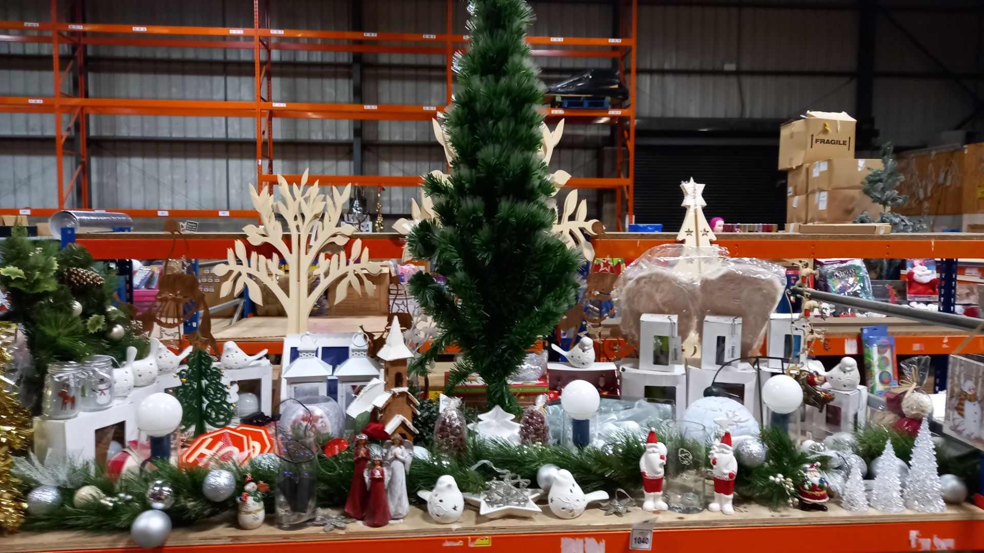 150 + PIECE MIXED PREMIER CHRISTMAS DECORATION LOT CONTAINING A CHRISTMAS TREE, MINI ANGEL