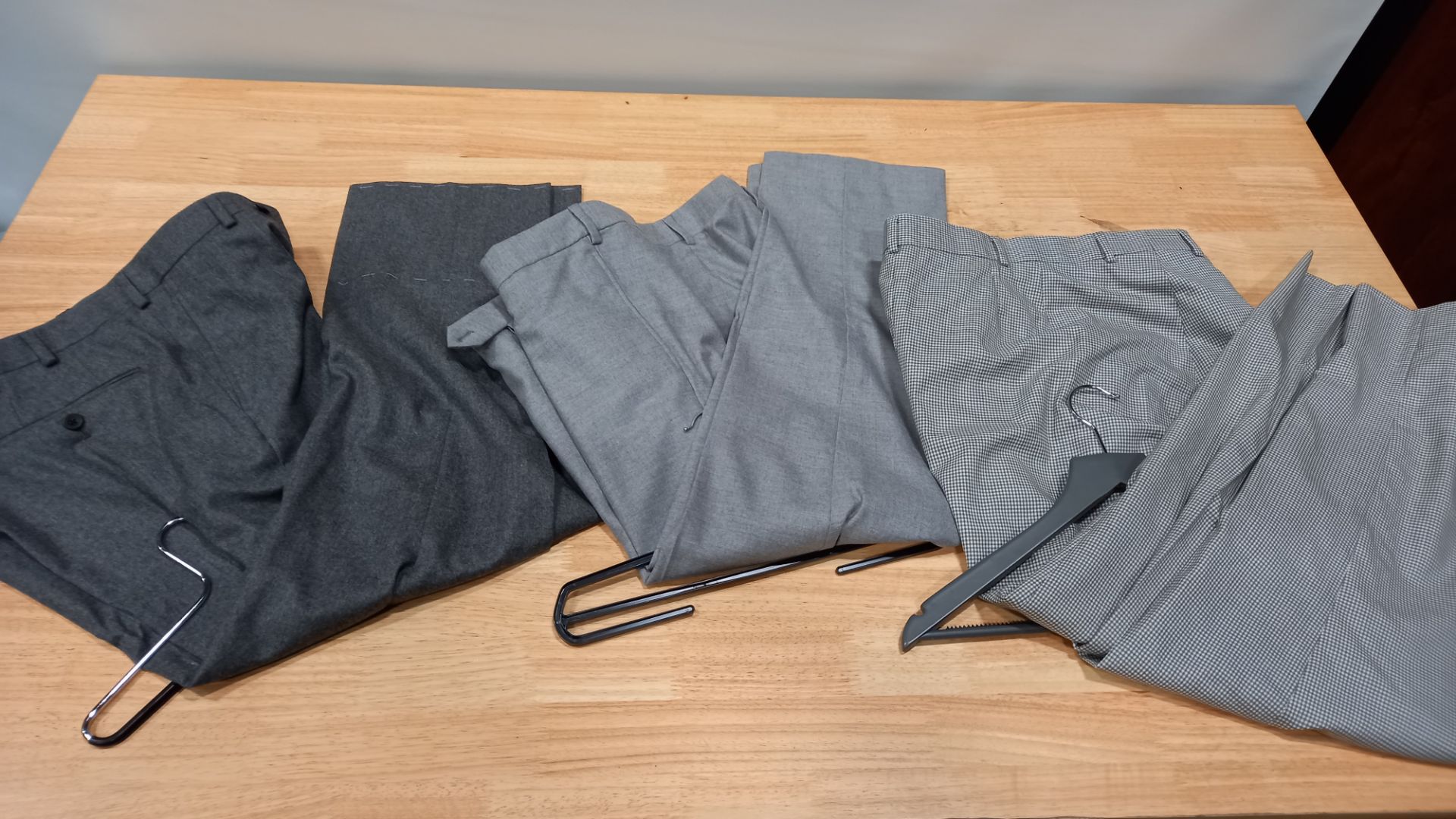 26 X PAIRS OF BRAND NEW LUTWYCHE TAILORED GREY TROUSERS IN VARIOUS SIZES AND SYLES (NOT FULY