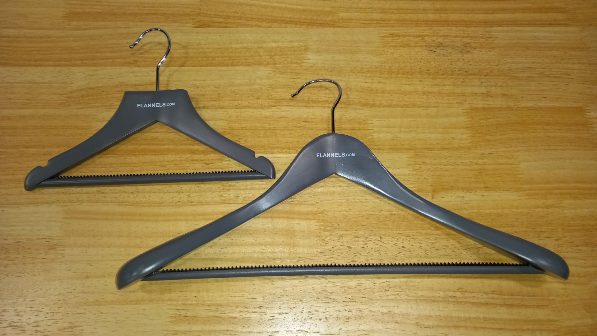 APPROX 400 X STORE USED FLANNELS BRANDED CLOTHING HANGERS MAINLY COAT STYLE (SOME CHILDREN'S) WITH