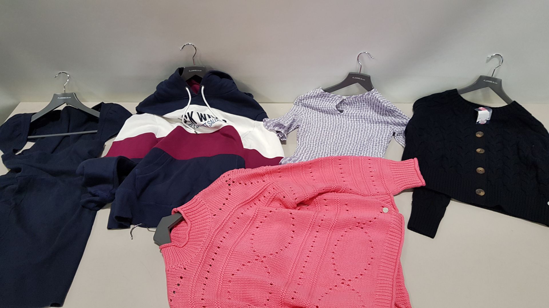 11 PIECE MIXED JACK WILLS CLOTHING LOT IN VARIOUS SIZES CONTAINING KNITTED JUMPERS IN VARIOUS
