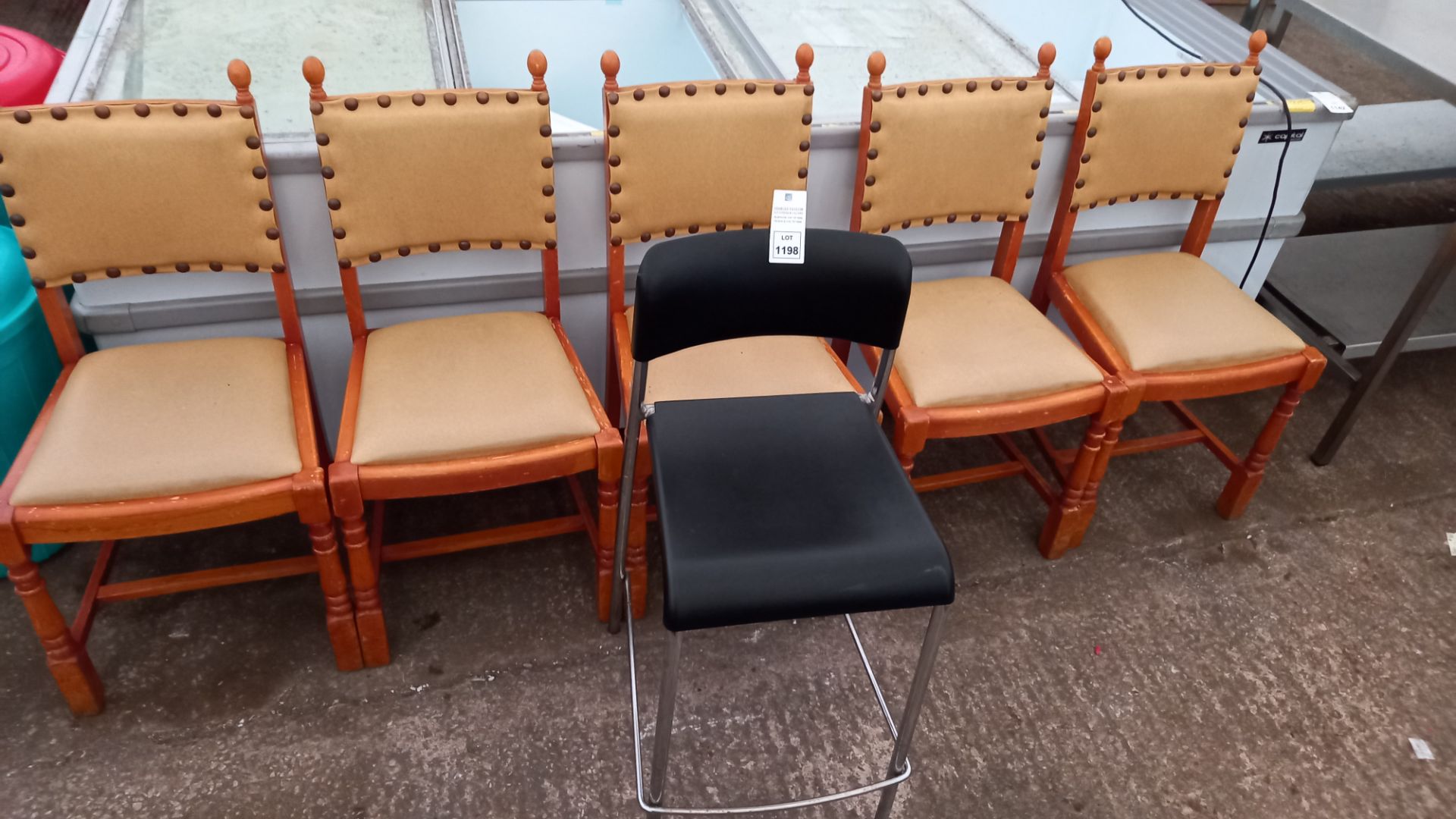 6 PIECE CHAIR LOT CONTAINING 5 WOODEN CHAIRS AND 1 X METAL CHAIR