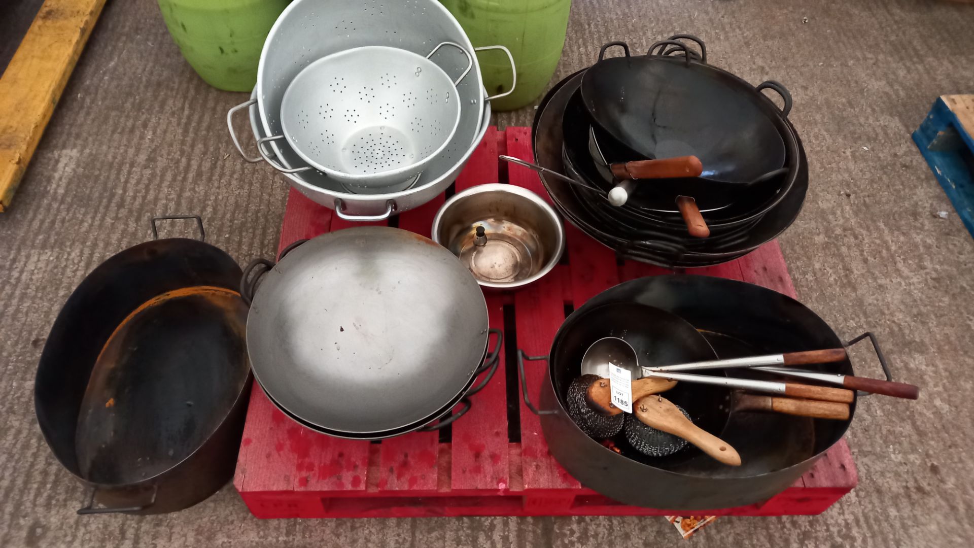 ASSORTED COOKING LOT CONTAINING VARIOUS SIZED WOKS, COOKING UTENSILS & STRAINERS - ON ONE PALLET