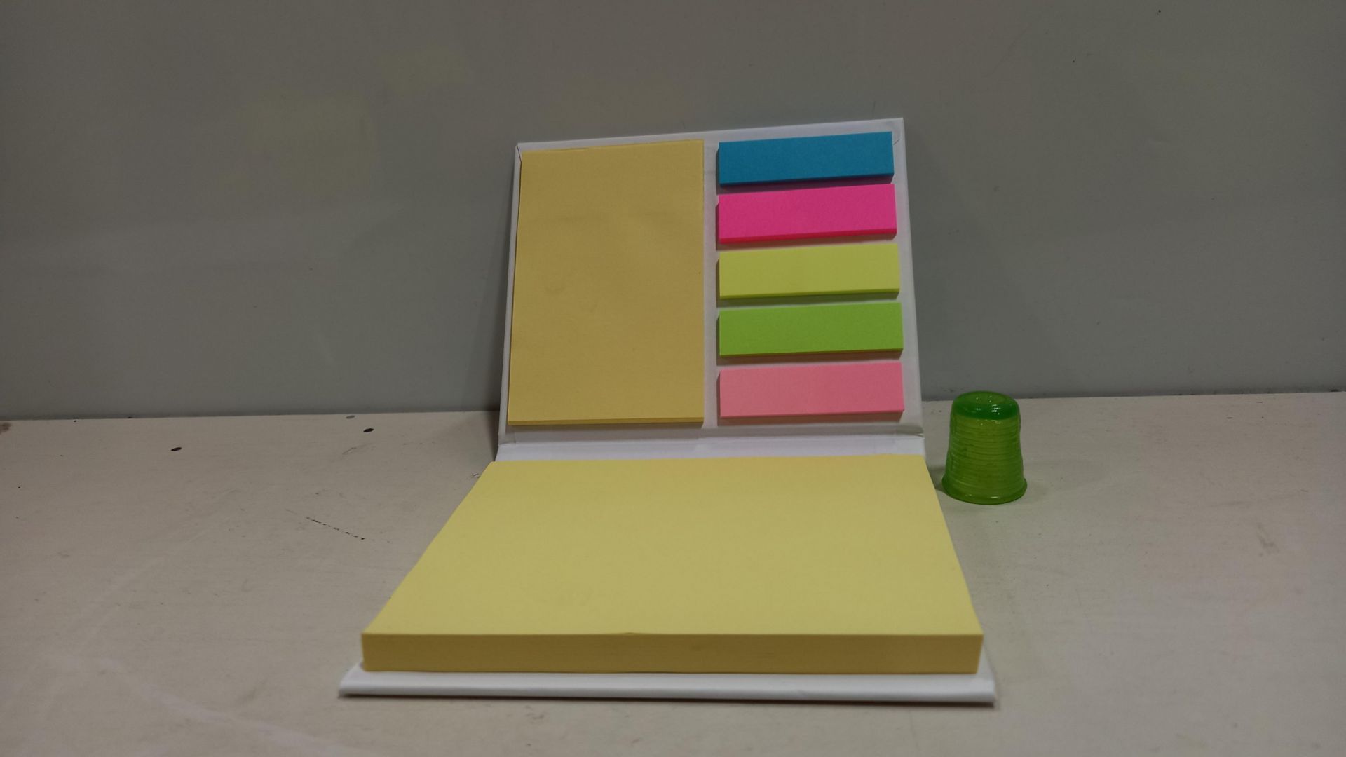 104 X BRAND NEW POST IT STYLE DESK TOP PADS - WHITE BACK