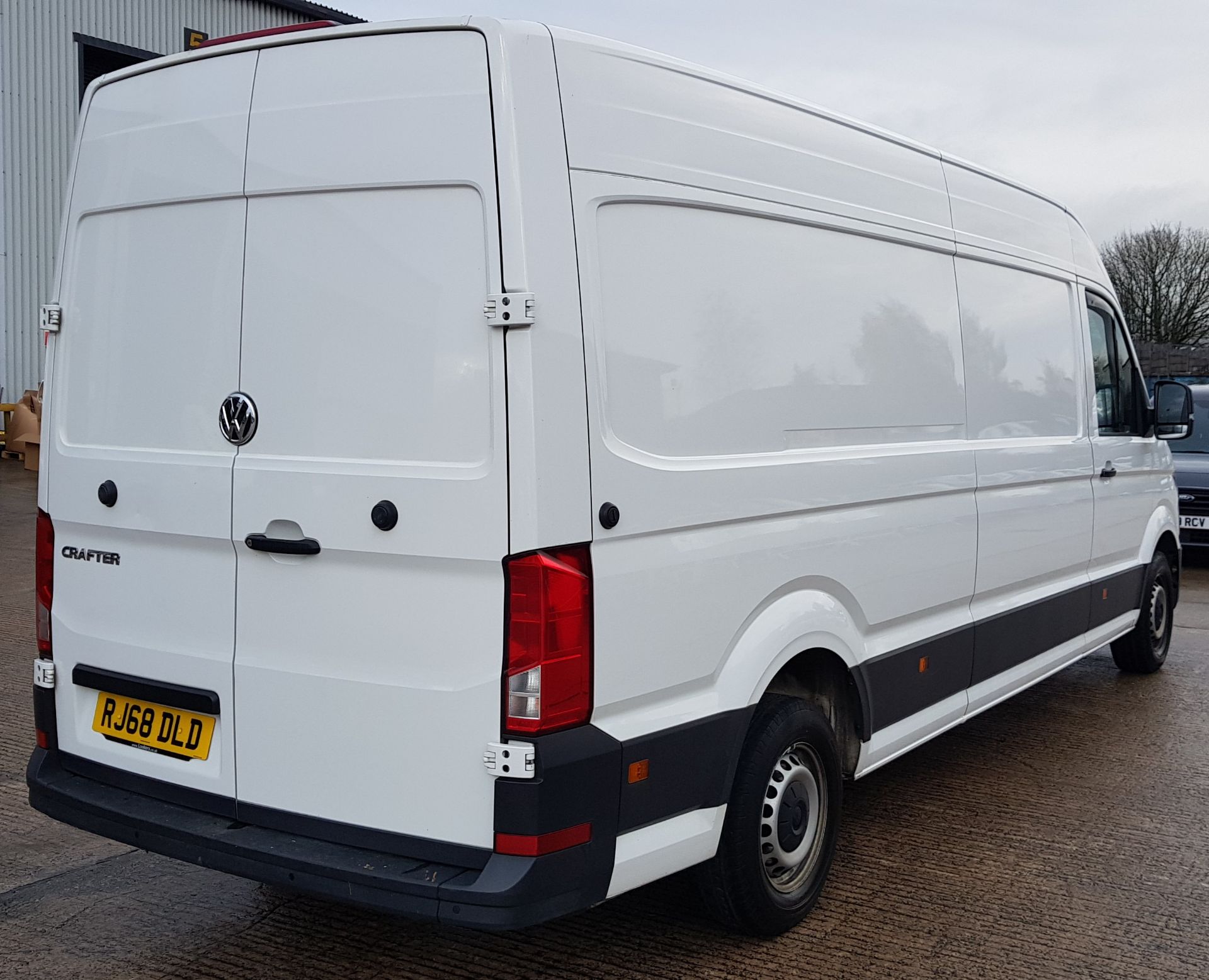 WHITE VOLKS WAGON CRAFTER CR35 HIGHLINE TDI. ( AUTODIESEL ) Reg : RJ68 DLD, Mileage : 33905 Details: - Image 4 of 11