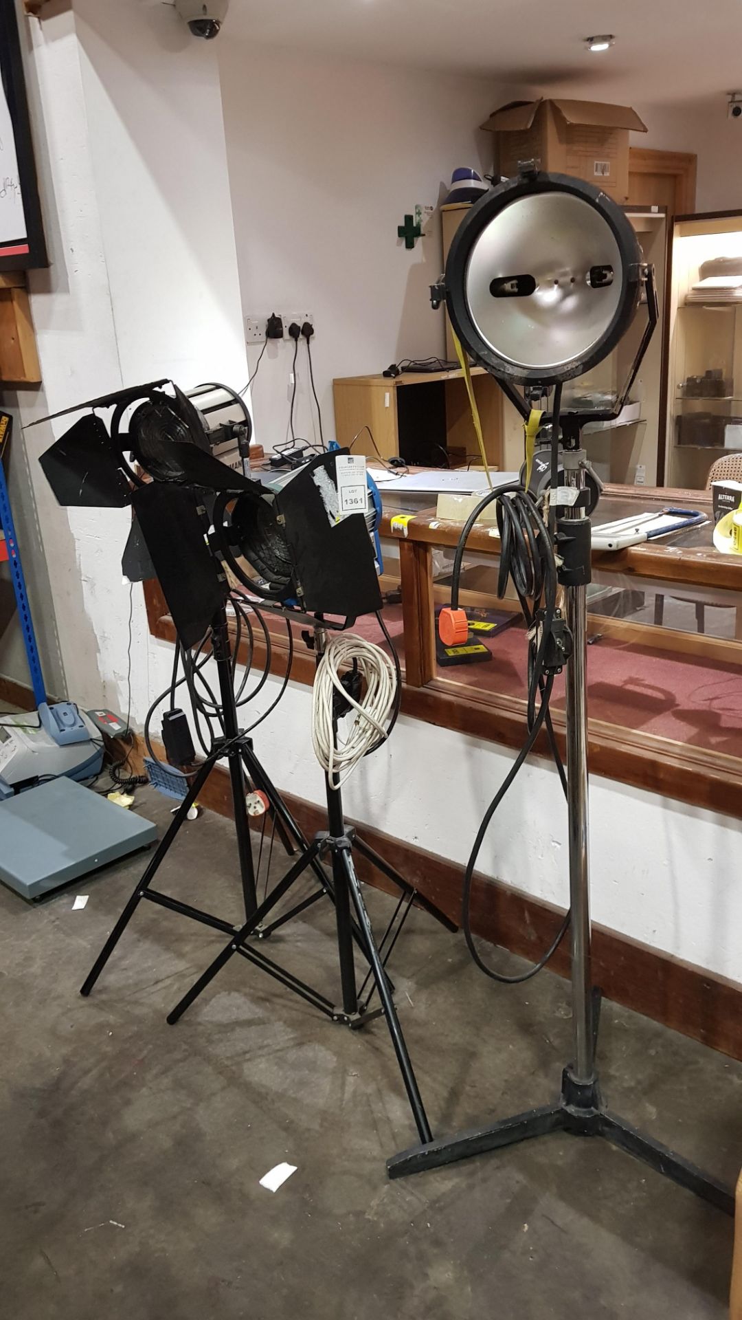 3 X PHOTOGRAPHY LIGHTS IE ALTMAN 1000L IANEBEAM 2KW MODEL 3150 240V AND 1 X UNNAMED LIGHT