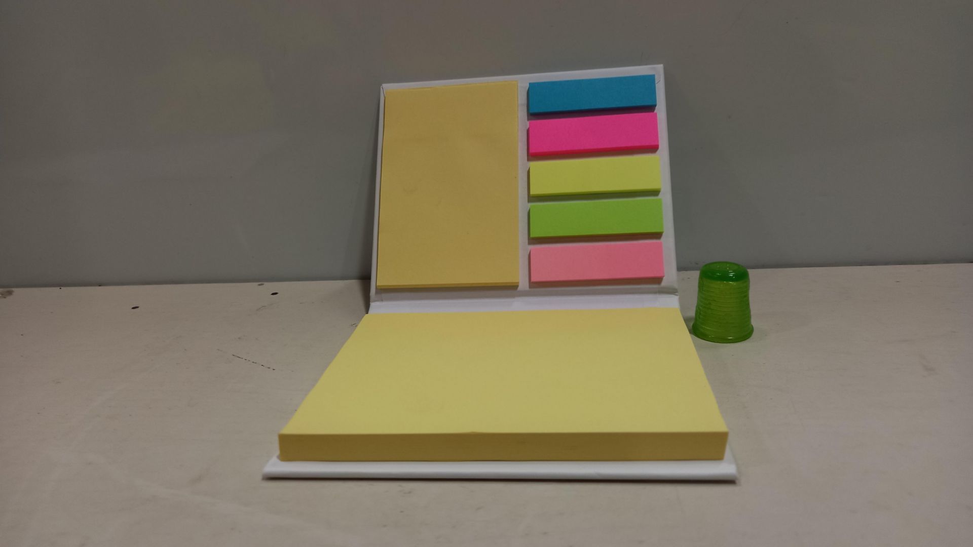 104 X BRAND NEW POST IT STYLE DESK TOP PADS - WHITE BACK