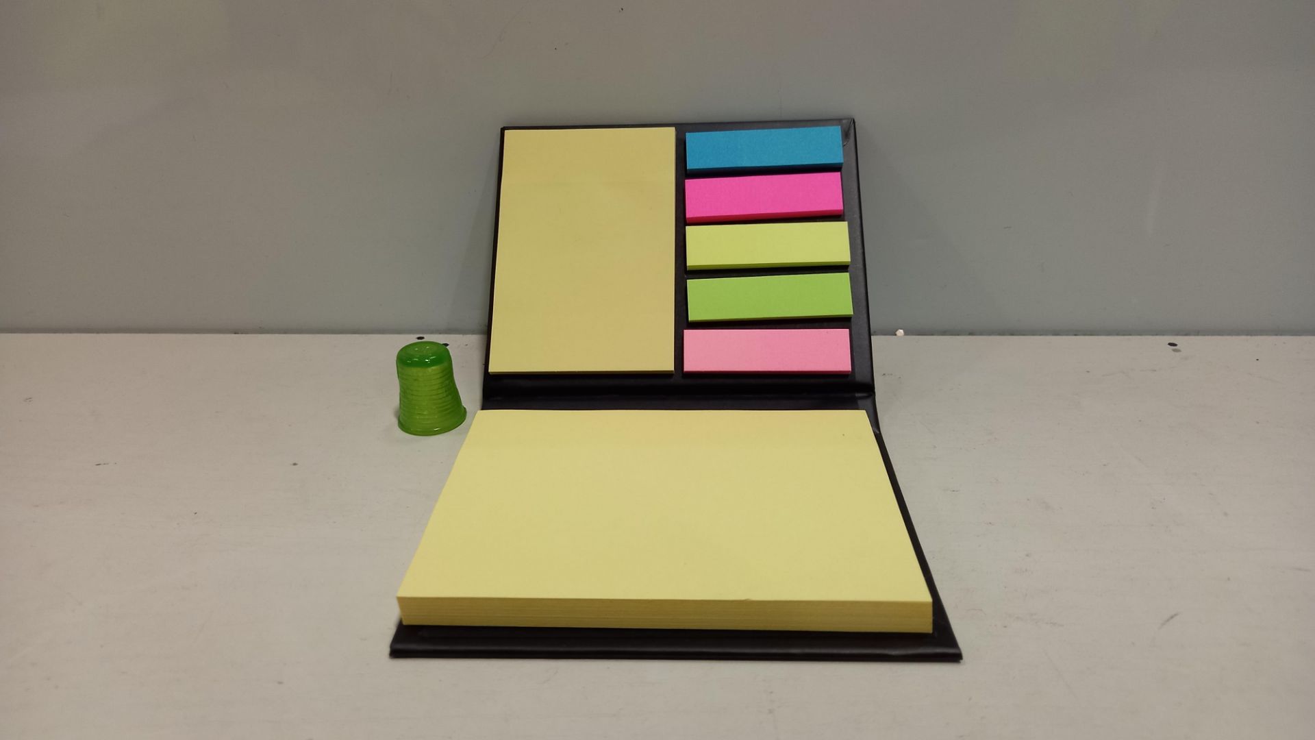 104 X BRAND NEW POST IT STYLE DESK TOP PADS - BLACK BACK