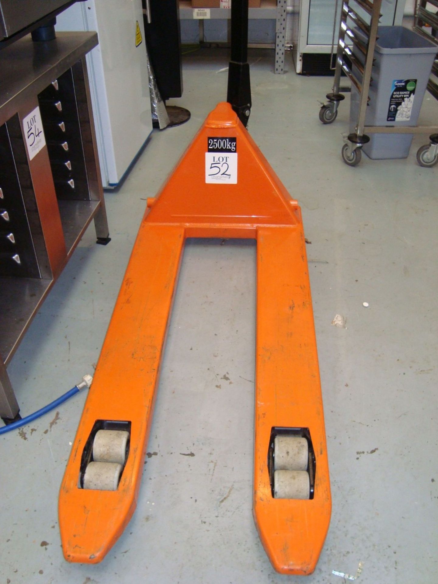 A Warrior 2,500kg manual hydraulic pallet truck