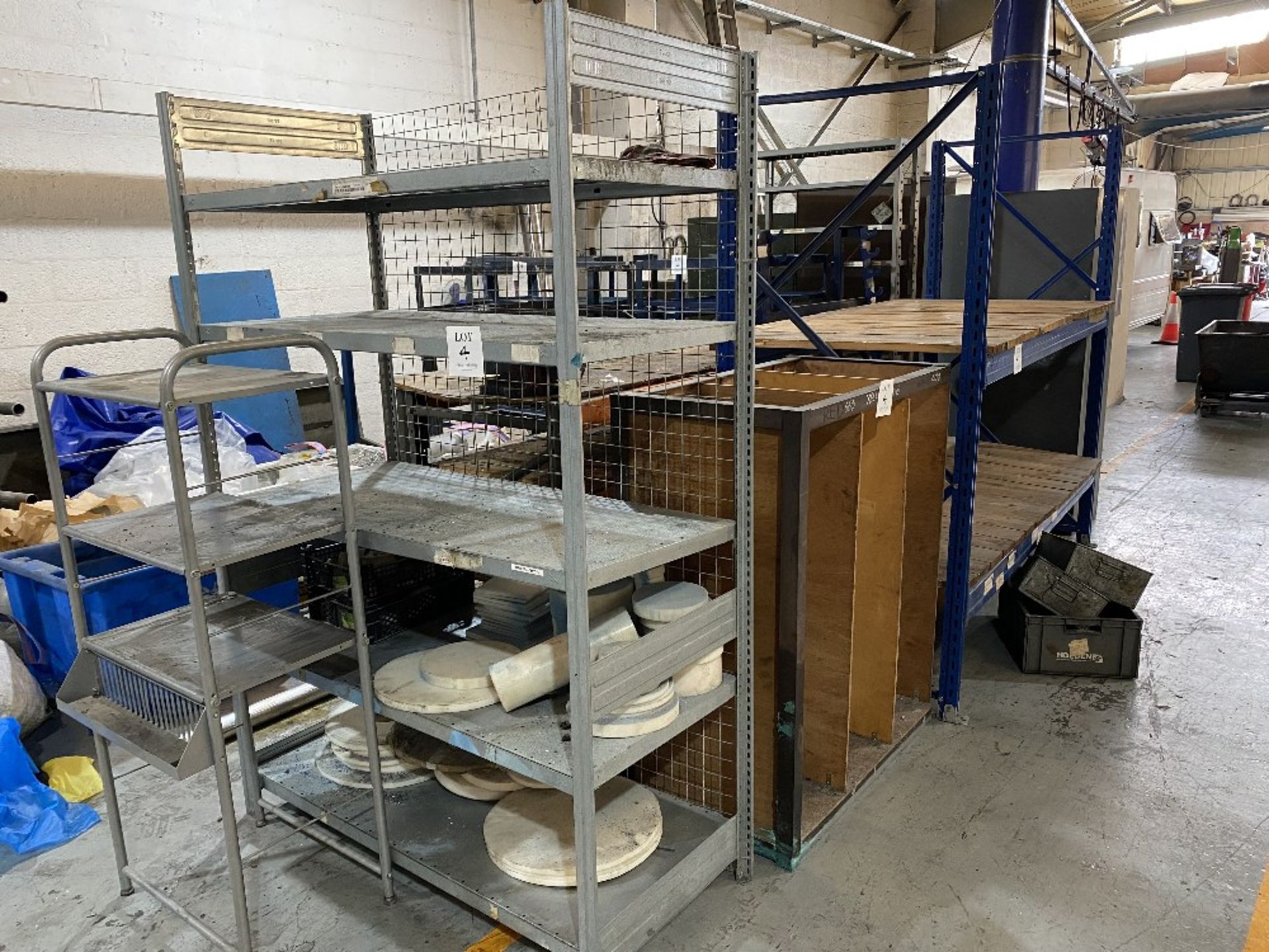 3 - Metal cabinets, two tier racking unit, four tier racking unit, 4 roller rack units (63cm x - Image 3 of 5