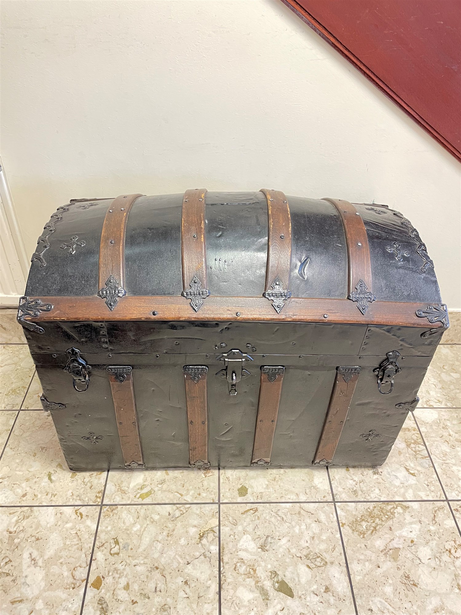 STAMP- THEMED SPECTACULAR VICTORIAN STEAMER TRUNK. A magnificent metal and wood – strapped trunk