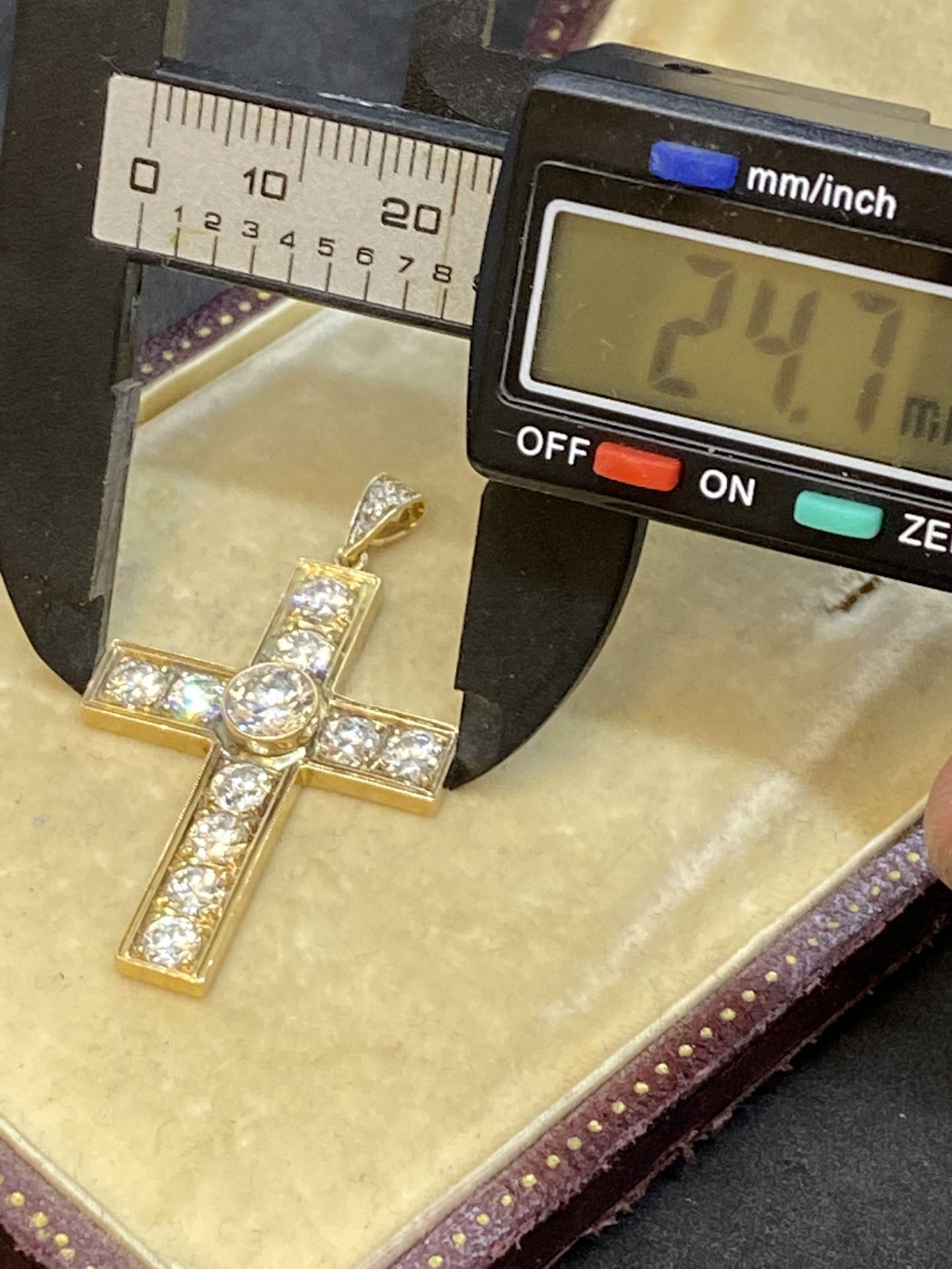 18ct GOLD 3.25ct APPROX DIAMOND CROSS PENDANT - Image 10 of 10