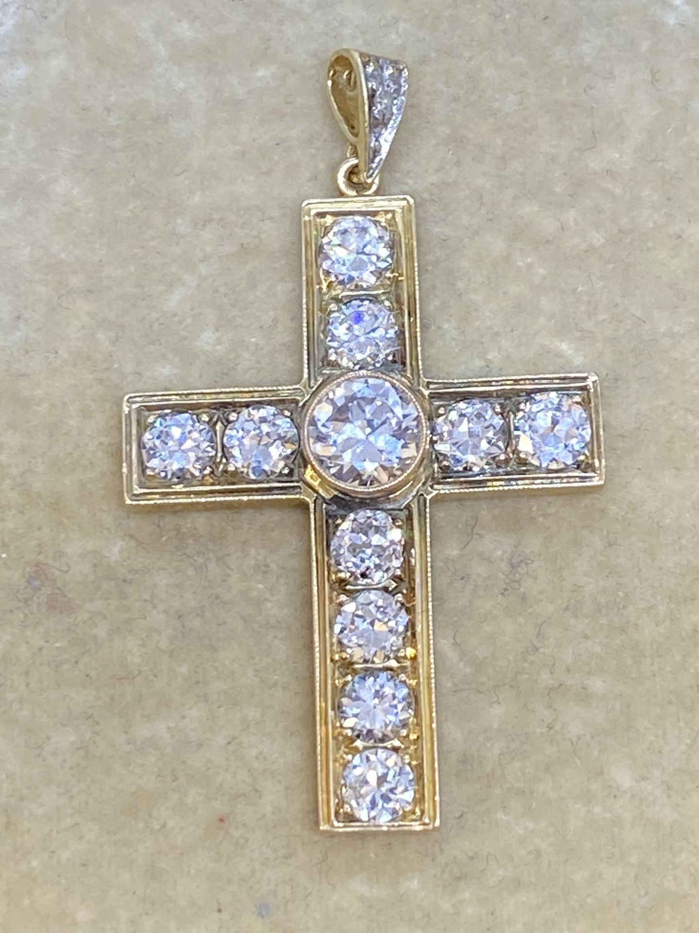 18ct GOLD 3.25ct APPROX DIAMOND CROSS PENDANT - Image 2 of 10