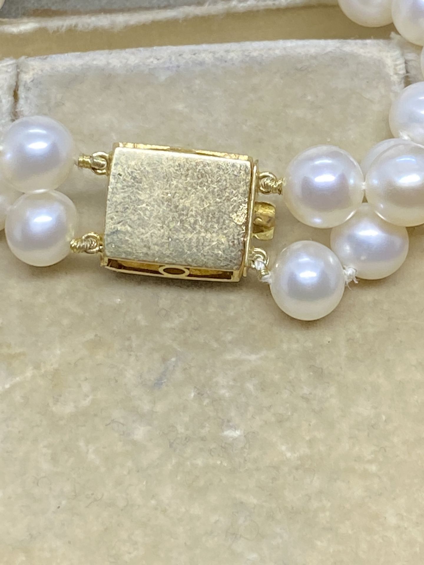 CULTURED PEARL NECKLACE WITH 18ct GOLD CLASP - Image 5 of 6