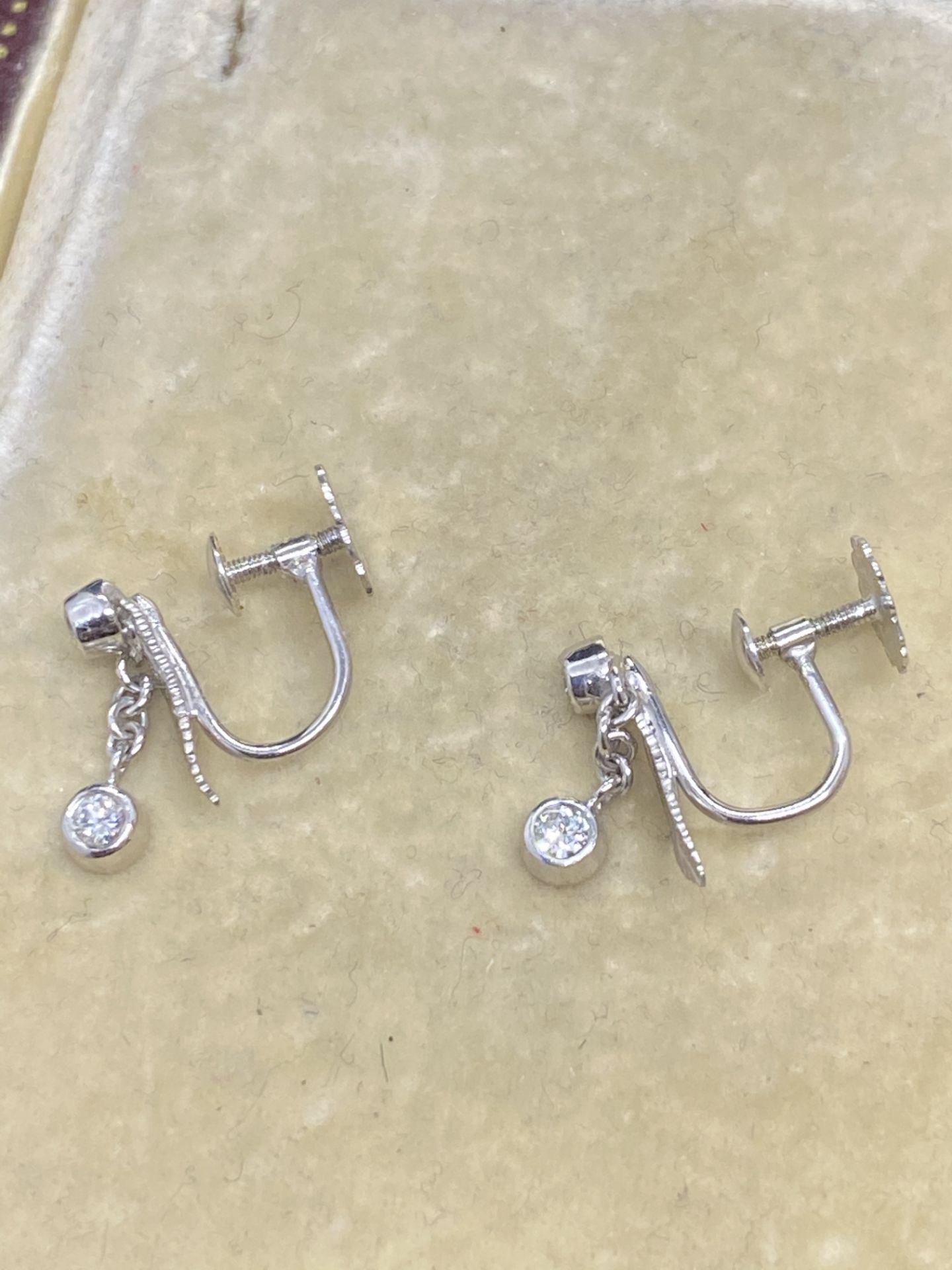 Fine 18ct White Gold Diamond set Earrings - Image 2 of 2