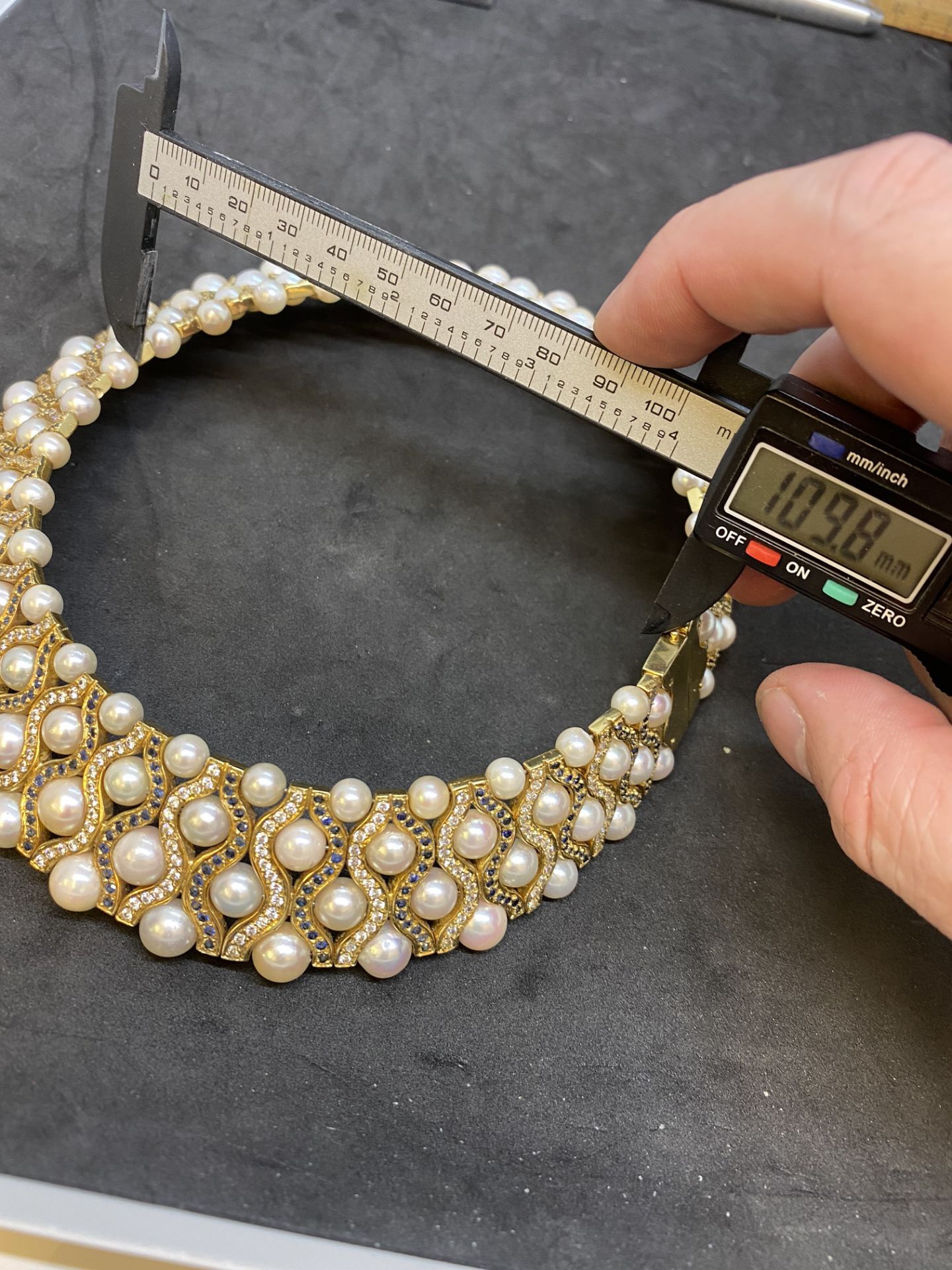 FINE MUST SEE 285 GRAM 18ct GOLD 11.00ct DIAMOND & 12.00ct BLUE SAPPHIRE PEARL CHOKER - £100,000 - Image 14 of 16