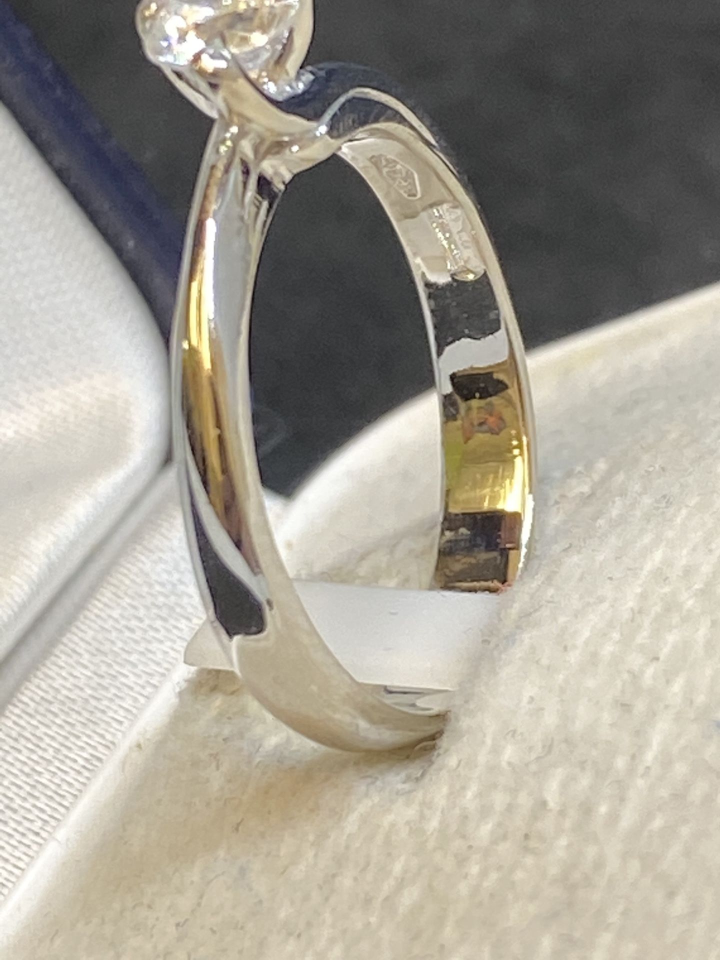 18ct GOLD 0.30ct H-SI DIAMOND SET RING - Image 6 of 7