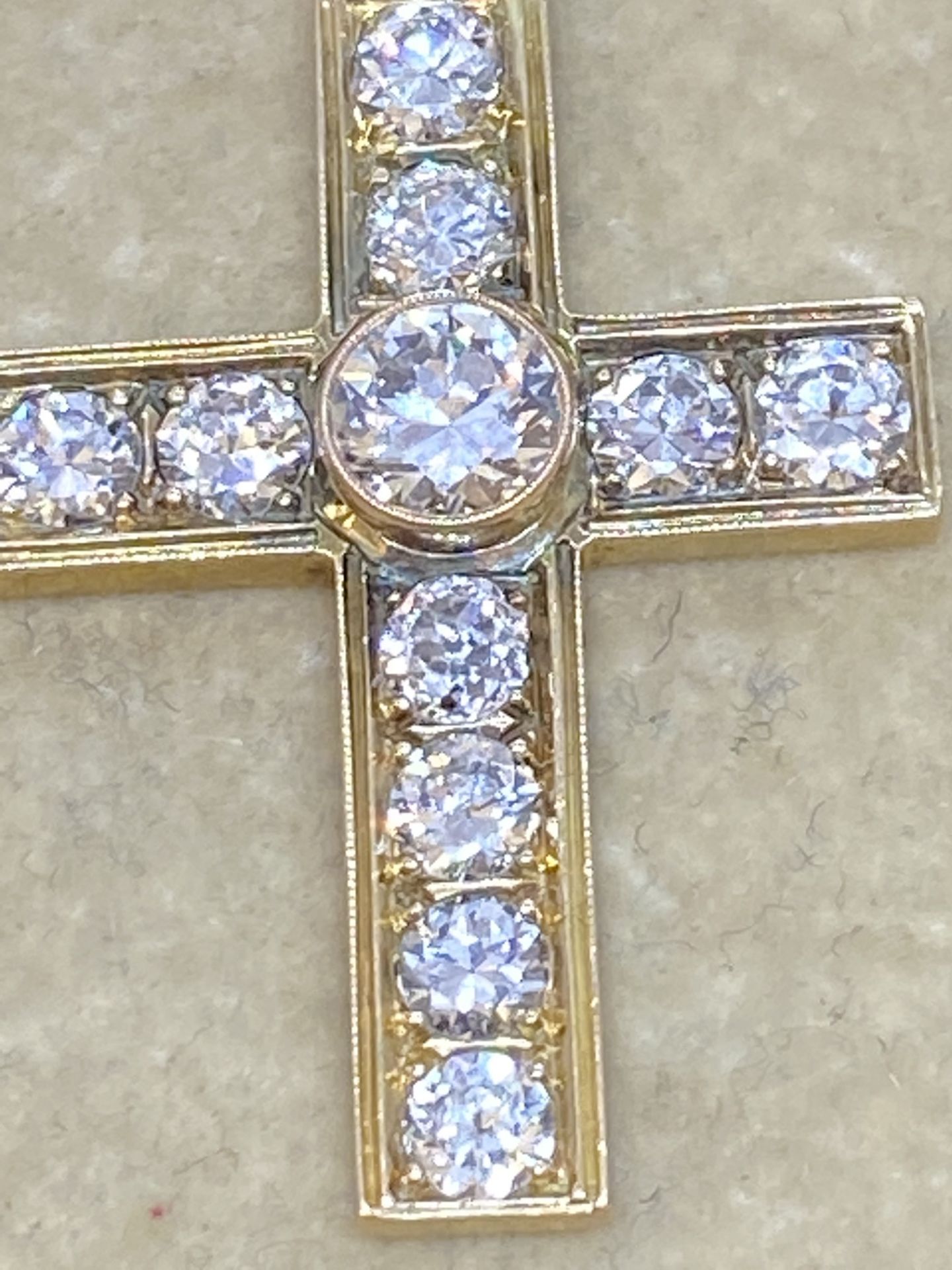 18ct GOLD 3.25ct APPROX DIAMOND CROSS PENDANT - Image 3 of 10