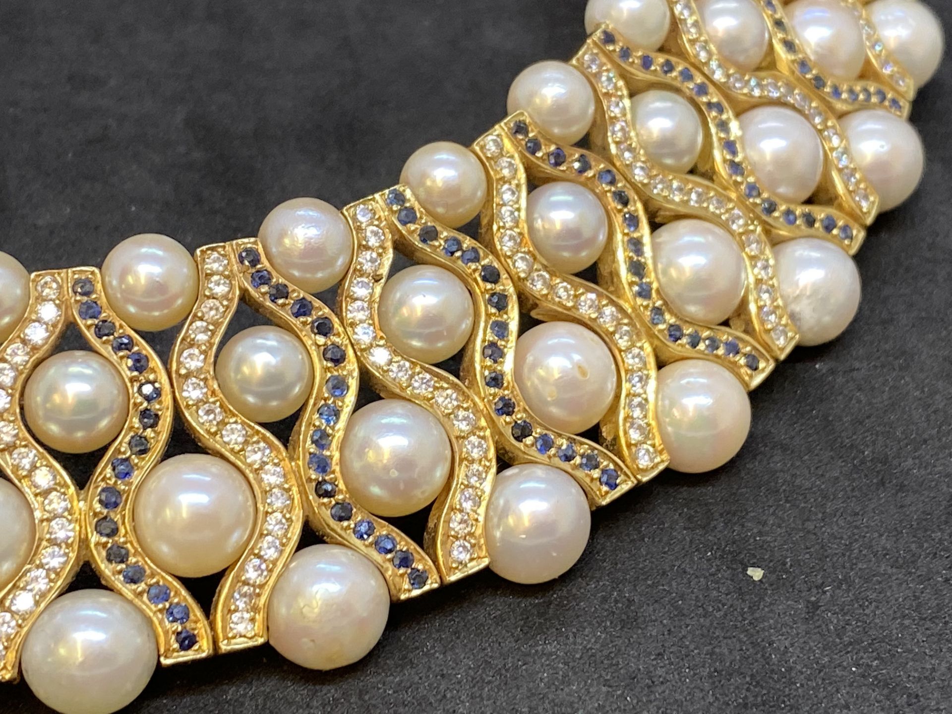 FINE MUST SEE 285 GRAM 18ct GOLD 11.00ct DIAMOND & 12.00ct BLUE SAPPHIRE PEARL CHOKER - £100,000 - Image 6 of 16