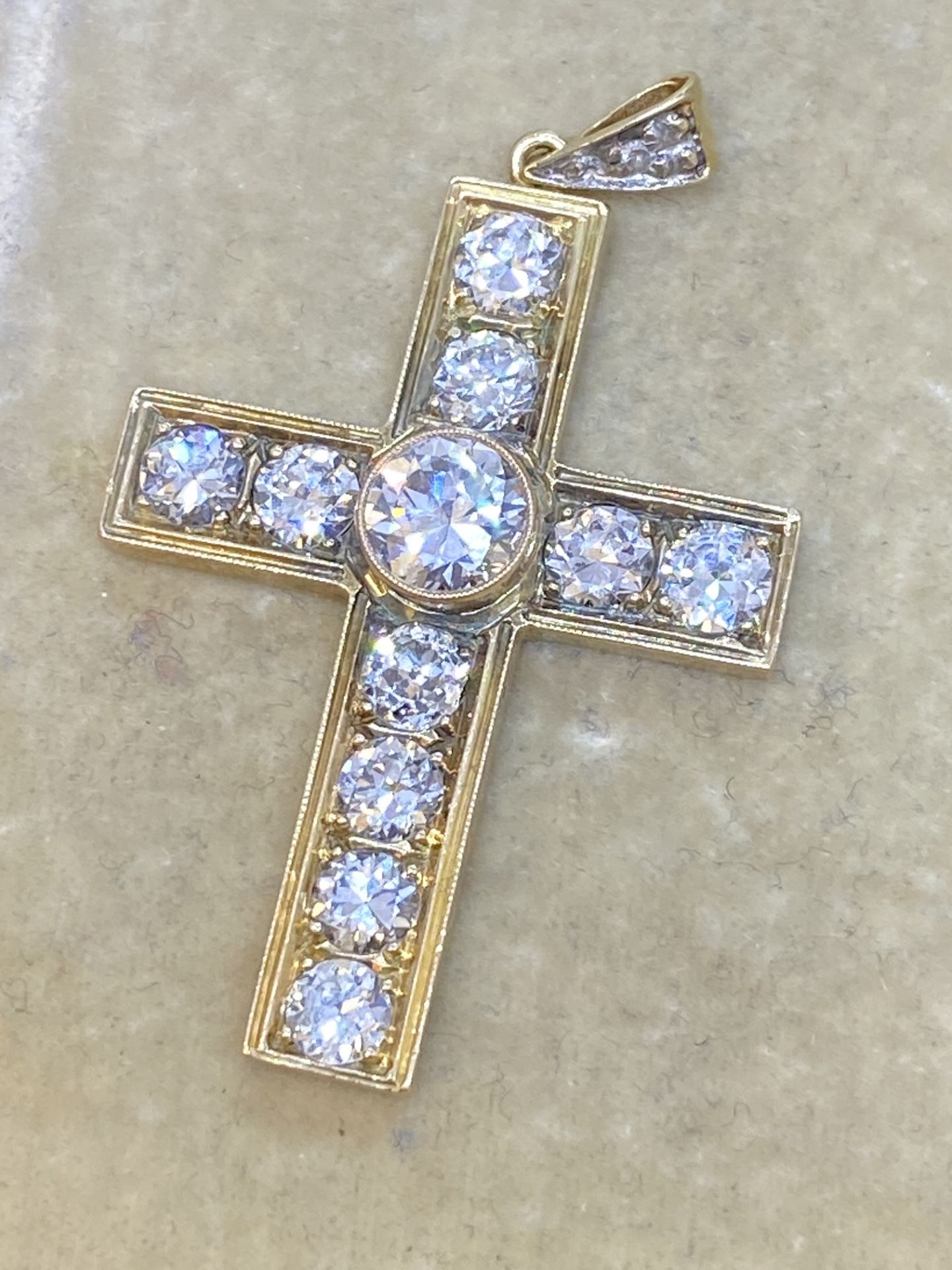 18ct GOLD 3.25ct APPROX DIAMOND CROSS PENDANT - Image 7 of 10