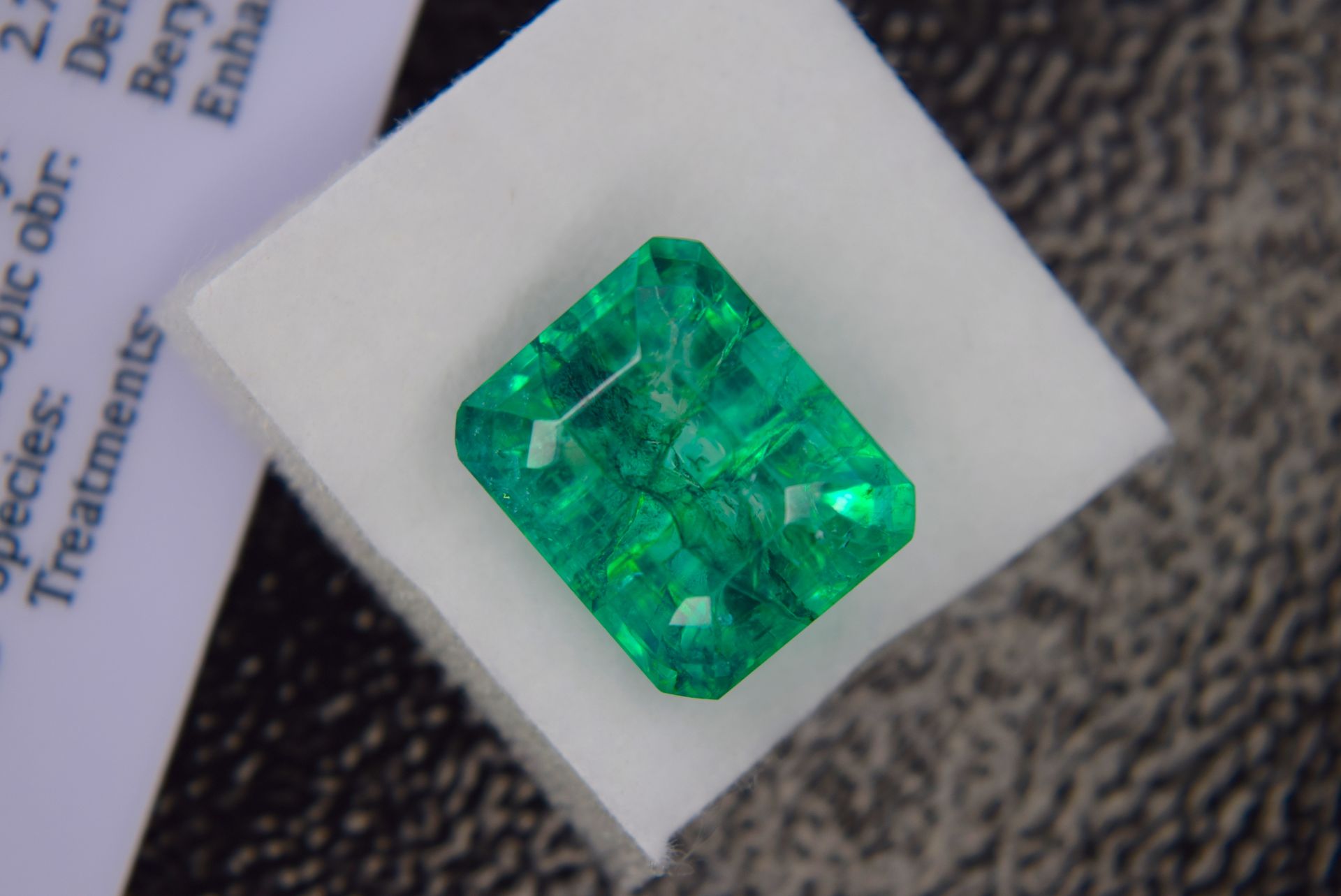 GREEN STONE WITH CARD MARKED EMERALD - Image 3 of 3