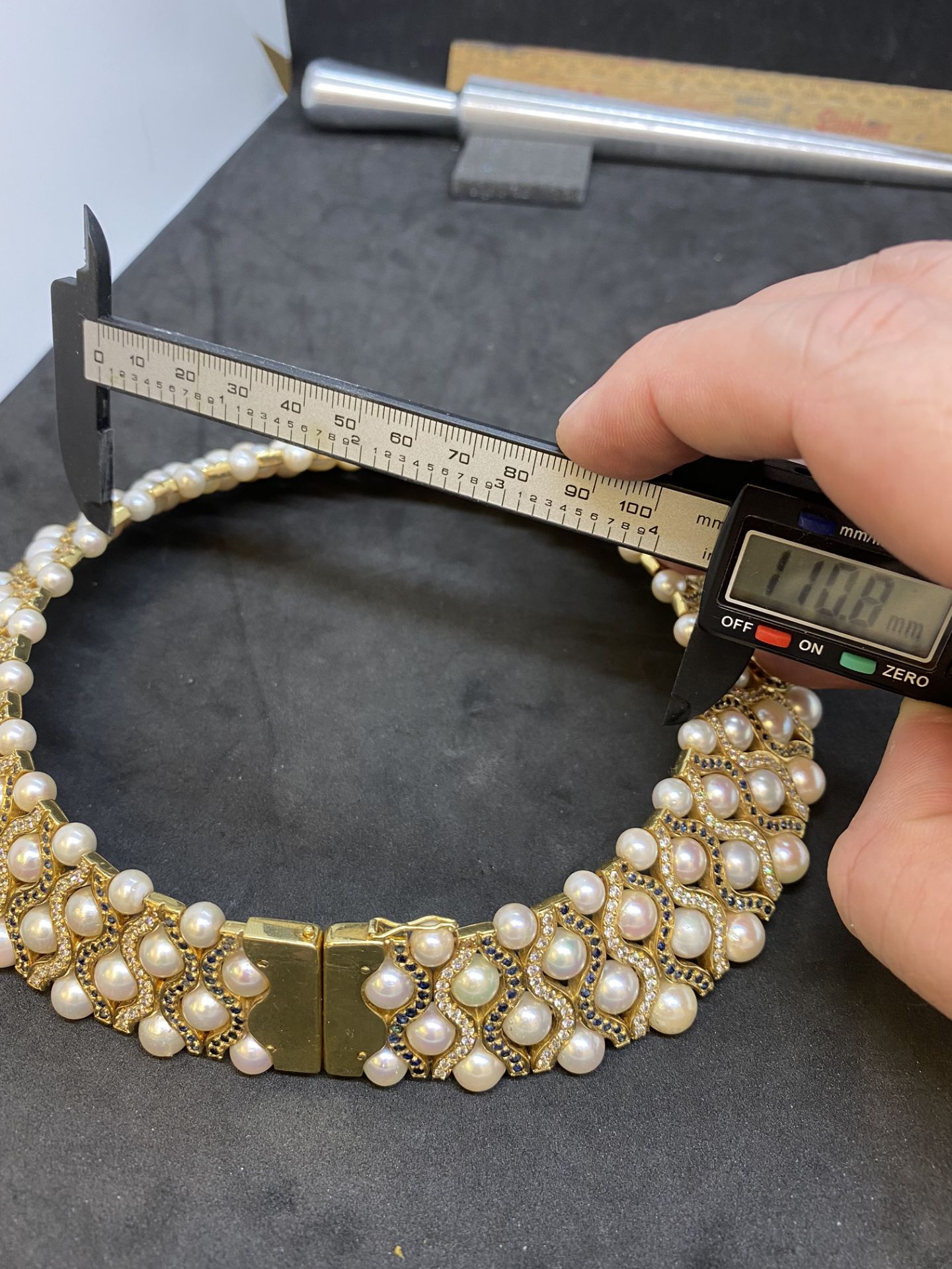 FINE MUST SEE 285 GRAM 18ct GOLD 11.00ct DIAMOND & 12.00ct BLUE SAPPHIRE PEARL CHOKER - £100,000 - Image 13 of 16