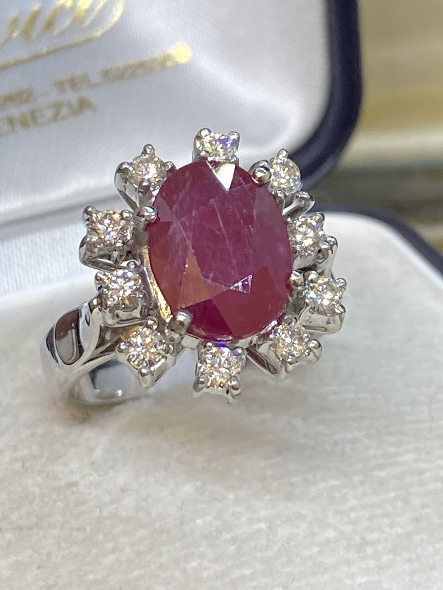 18ct GOLD 4.00ct RUBY & 1.00ct DIAMOND RING G/SI - 9 GRAMS - Image 4 of 6