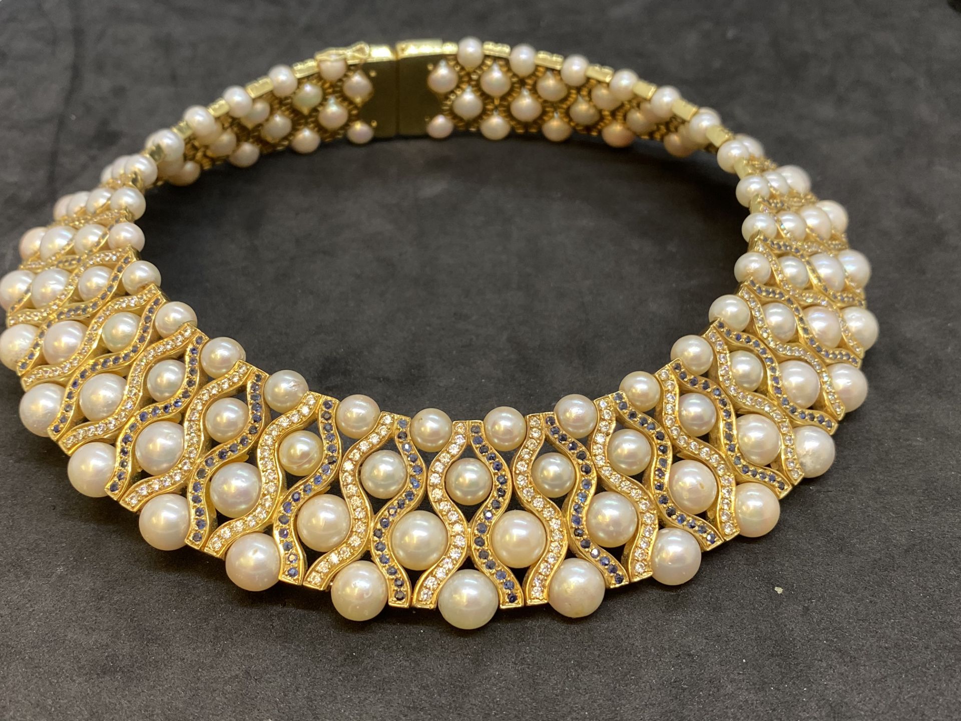 FINE MUST SEE 285 GRAM 18ct GOLD 11.00ct DIAMOND & 12.00ct BLUE SAPPHIRE PEARL CHOKER - £100,000 - Image 2 of 16