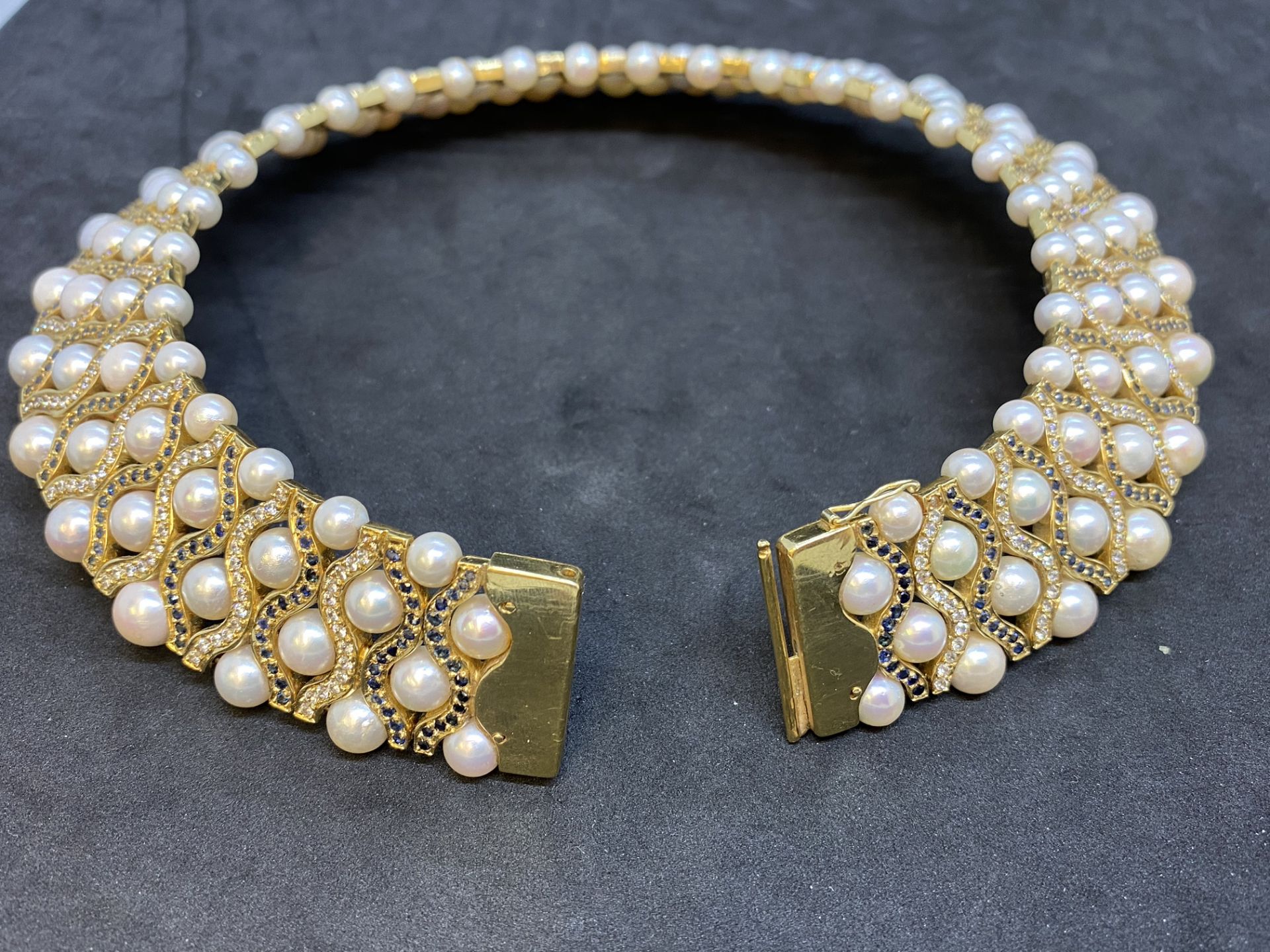 FINE MUST SEE 285 GRAM 18ct GOLD 11.00ct DIAMOND & 12.00ct BLUE SAPPHIRE PEARL CHOKER - £100,000 - Image 7 of 16