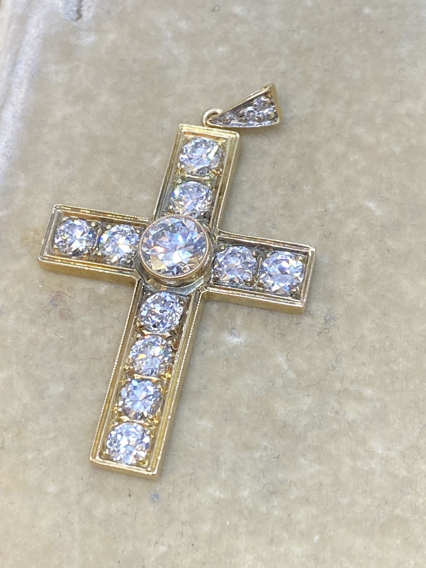 18ct GOLD 3.25ct APPROX DIAMOND CROSS PENDANT - Image 6 of 10