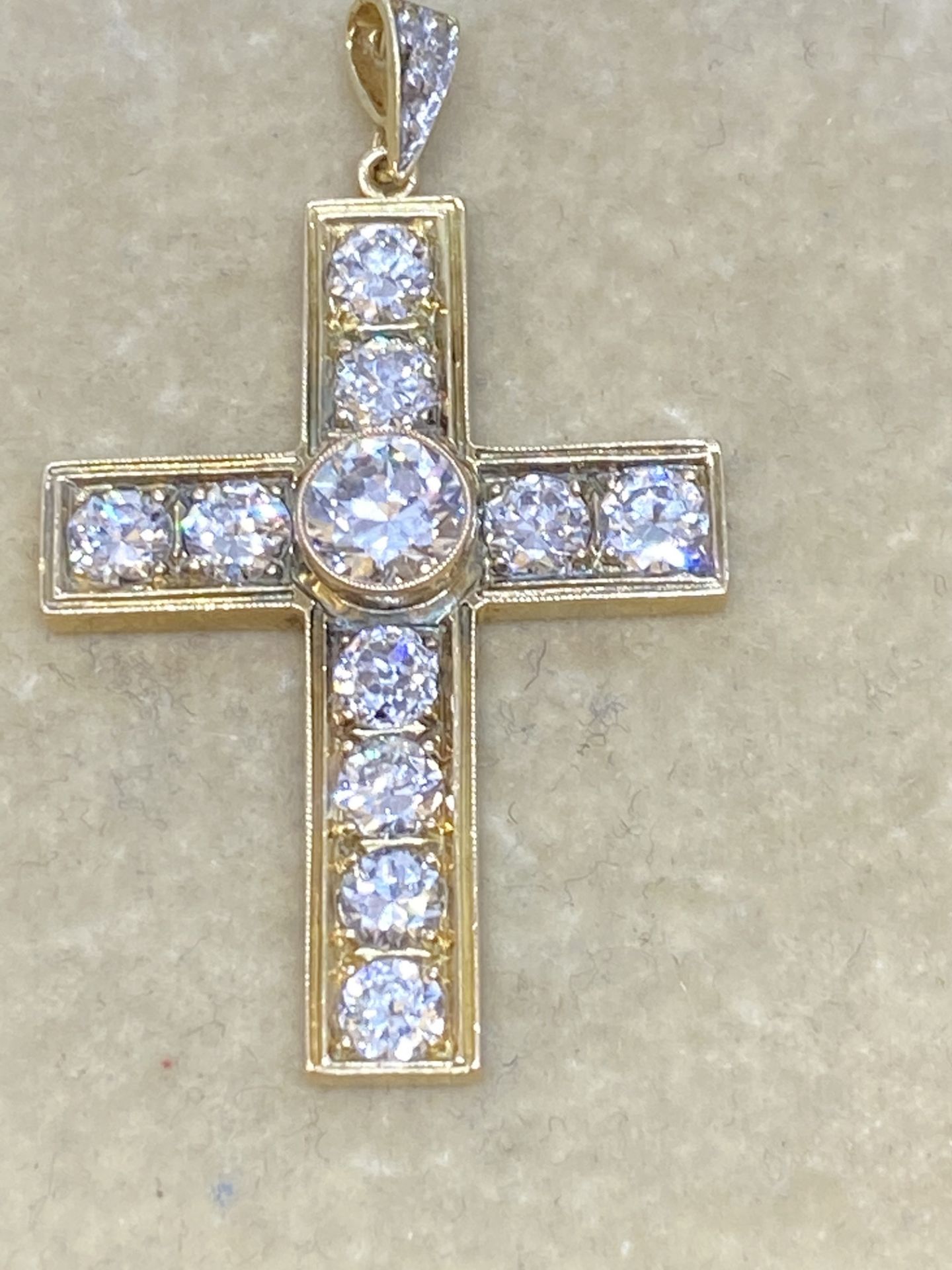 18ct GOLD 3.25ct APPROX DIAMOND CROSS PENDANT