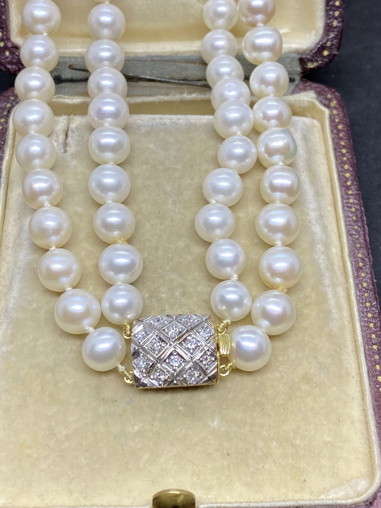 CULTURED PEARL NECKLACE WITH 18ct GOLD CLASP